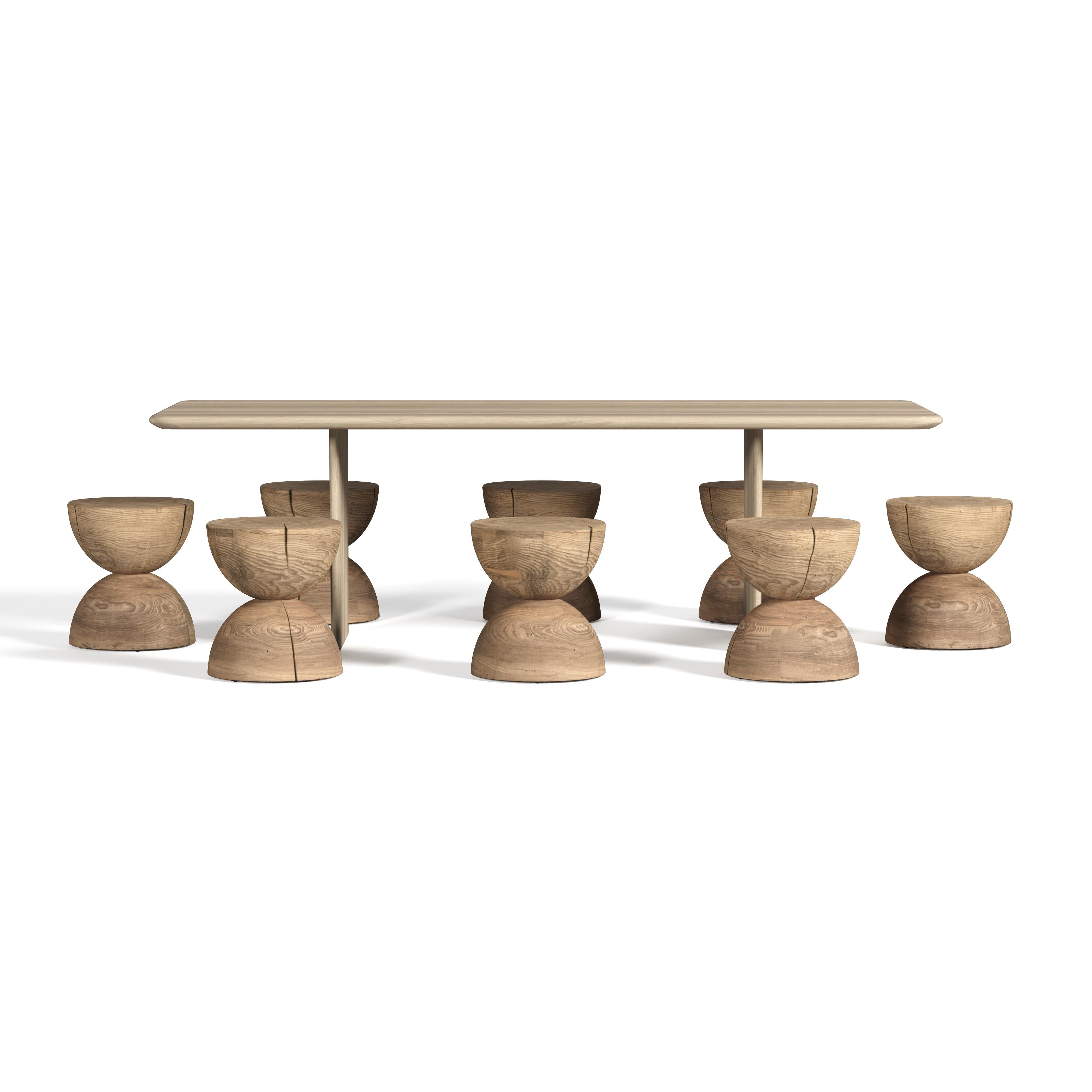 Esta colección de exterior, fabricada íntegramente en Italia, incluye una mesa de comedor y taburetes de madera de cedro, todos ellos diseñados para su uso en exteriores.

Mesa con estructura de madera de cedro, con lados lisos y redondeados. Su