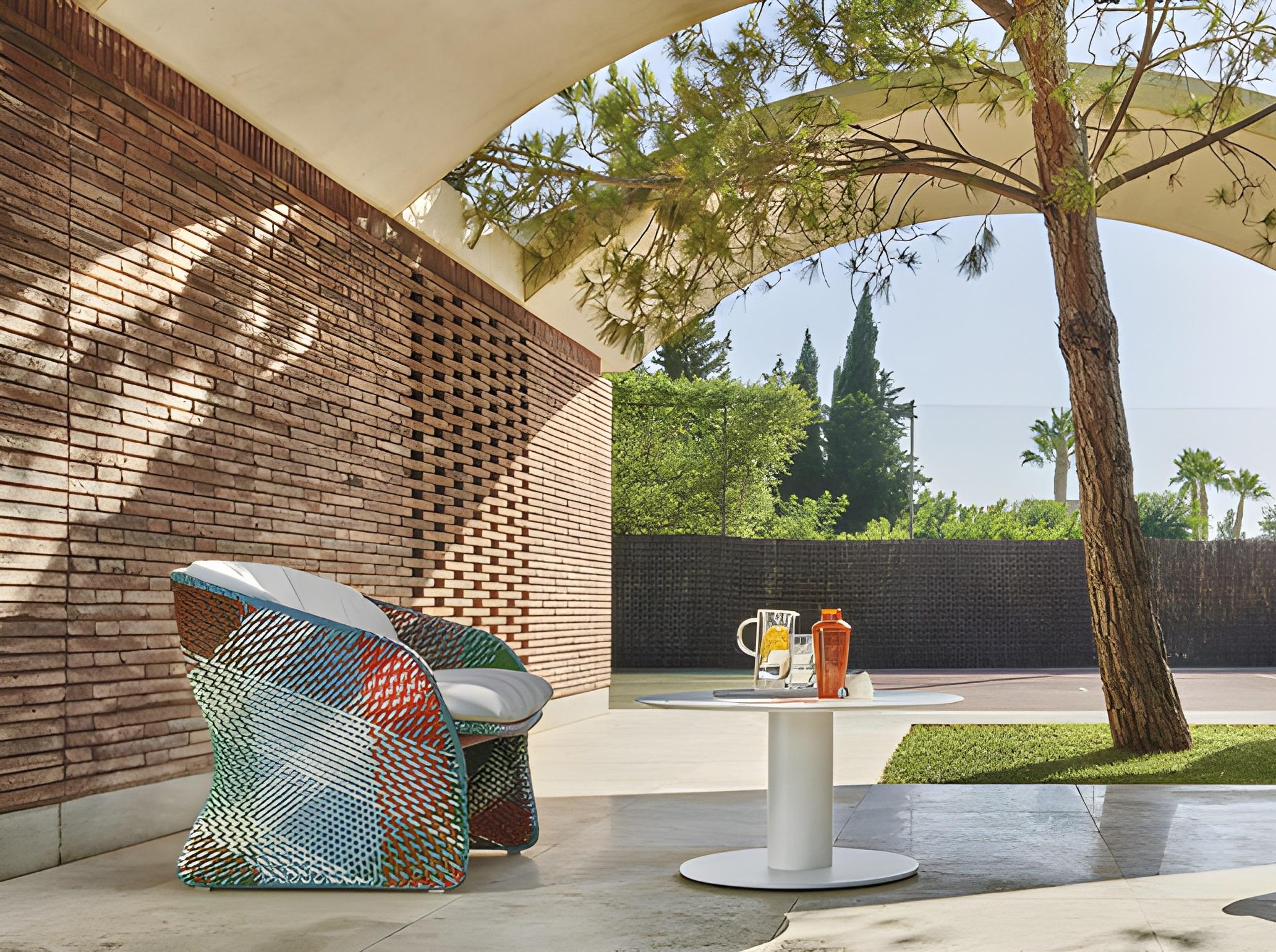 Table de salle à manger d'extérieur Contemporary Ft. Top rond en marbre de Carrare en vente 3