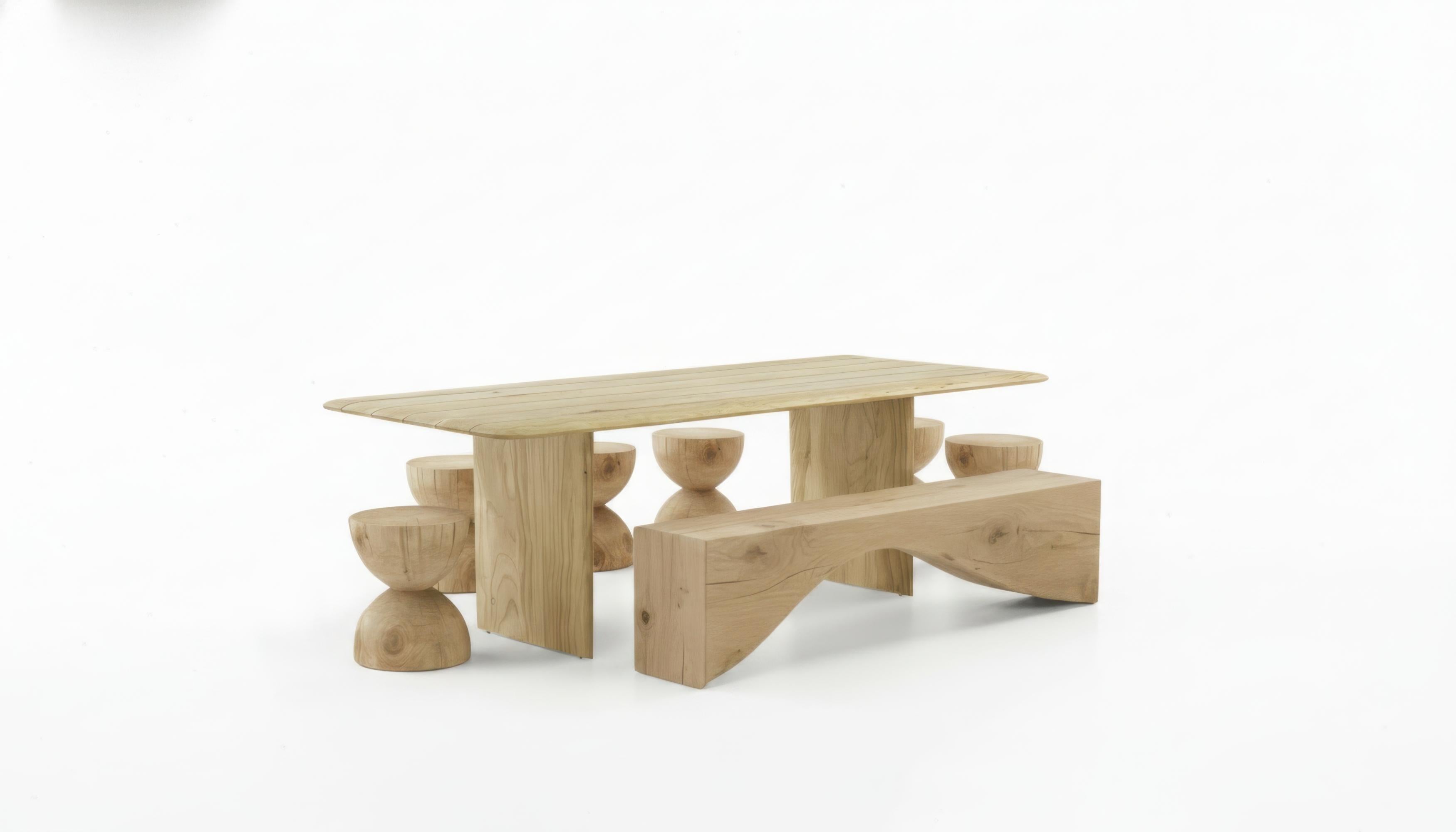 Tavolo da pranzo contemporaneo per esterni, sei sgabelli e panca in legno massiccio di cedro in vendita