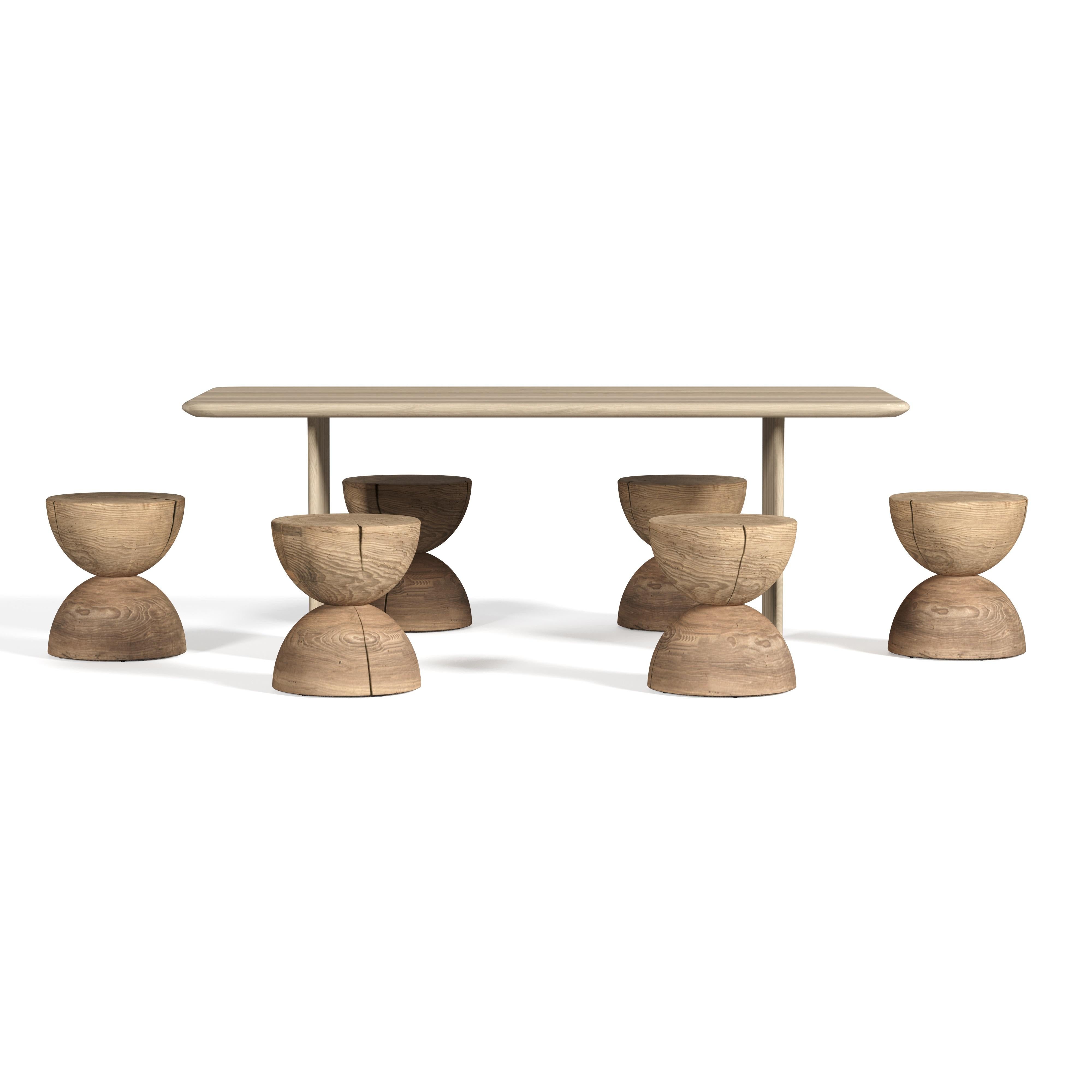 Cette collection d'extérieur, entièrement fabriquée en Italie, comprend une table de salle à manger et des tabourets en bois de cèdre, tous conçus pour un usage extérieur.

Table avec structure en bois de cèdre, avec des côtés lisses et arrondis.