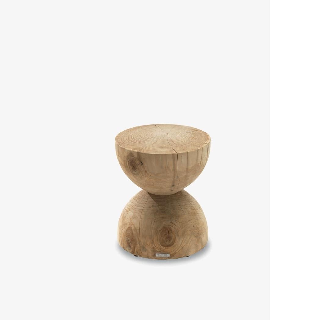 Contemporary Outdoor Dining Table, zwölf Hocker aus massivem Zedernholz (Handgeschnitzt) im Angebot
