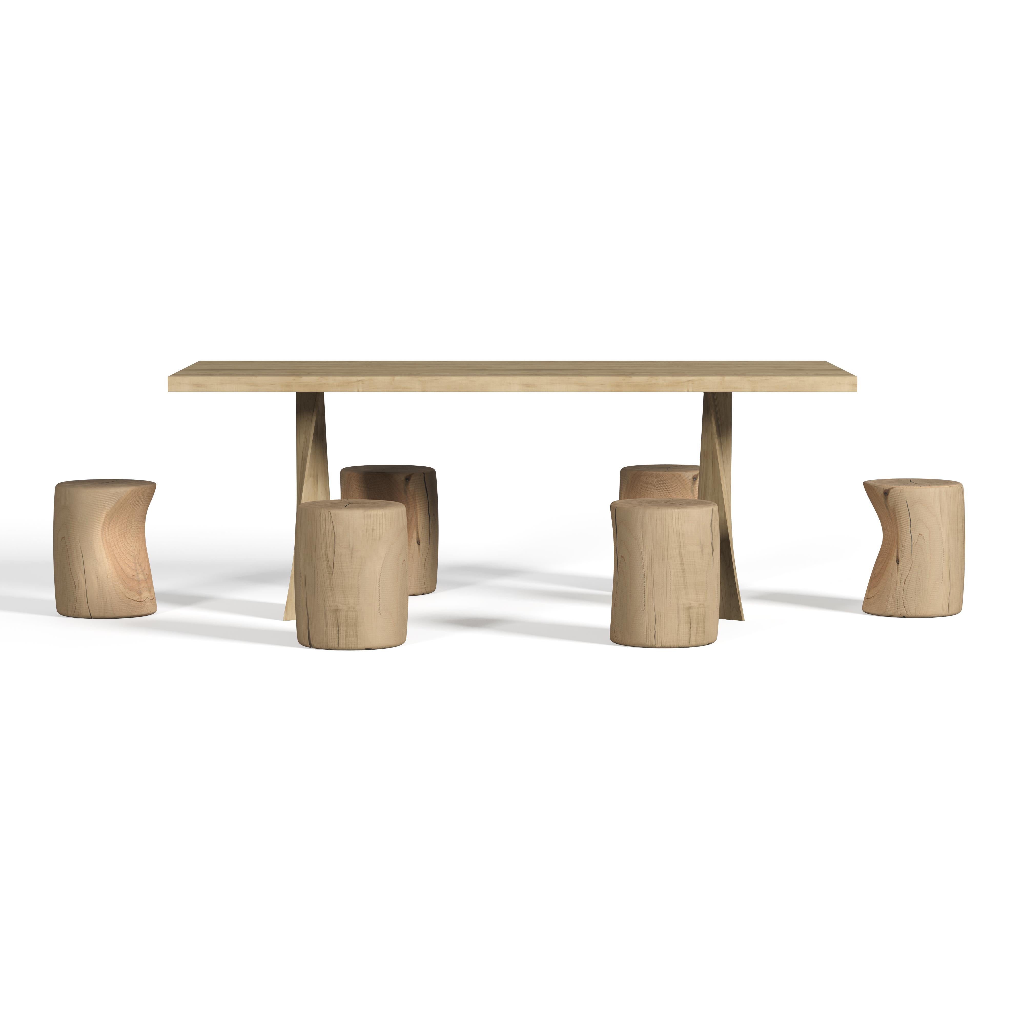 Questa collezione per esterni, interamente realizzata in Italia, presenta un tavolo da pranzo e sgabelli in legno di cedro, tutti progettati per l'uso all'aperto.

Questo tavolo da esterno è realizzato in legno di cedro del Libano, profumatissimo,