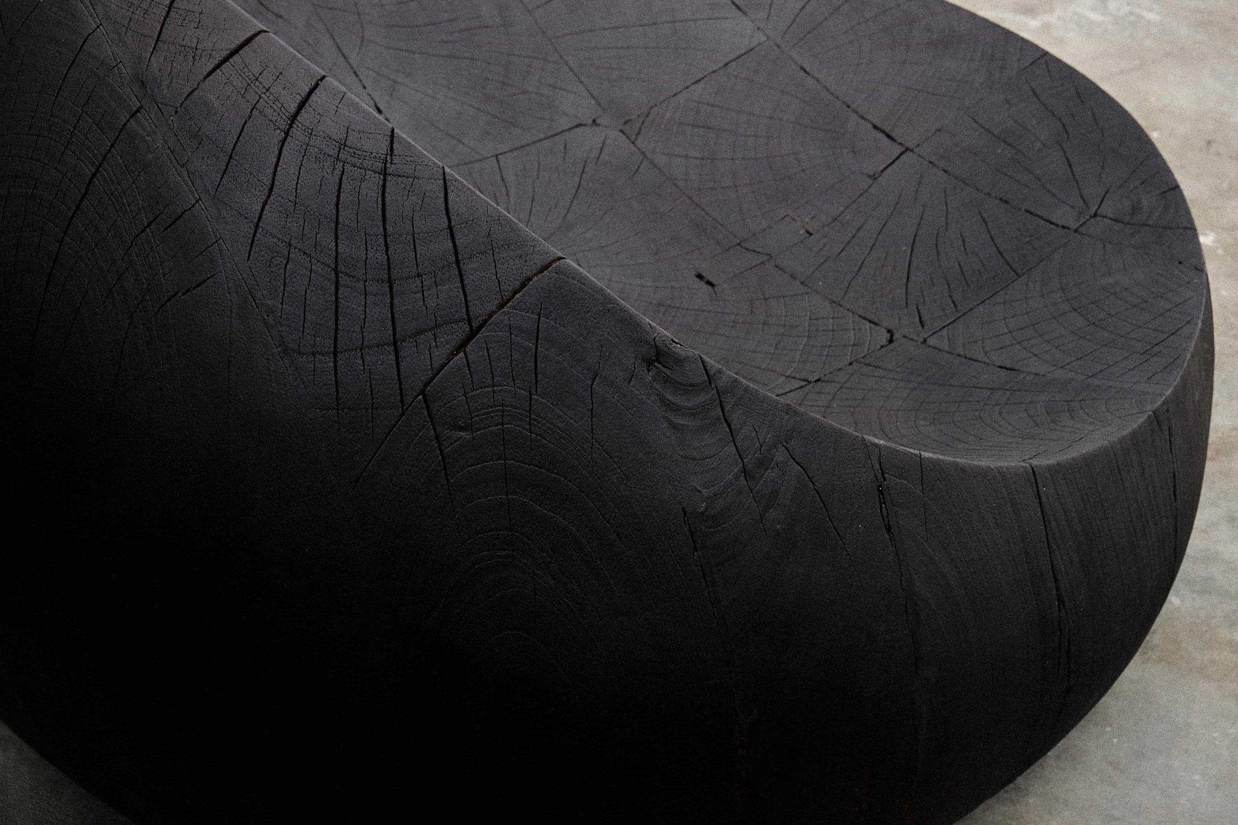 Silla de exterior contemporánea 'Maca' en madera quemada by Carmworks Roble en venta