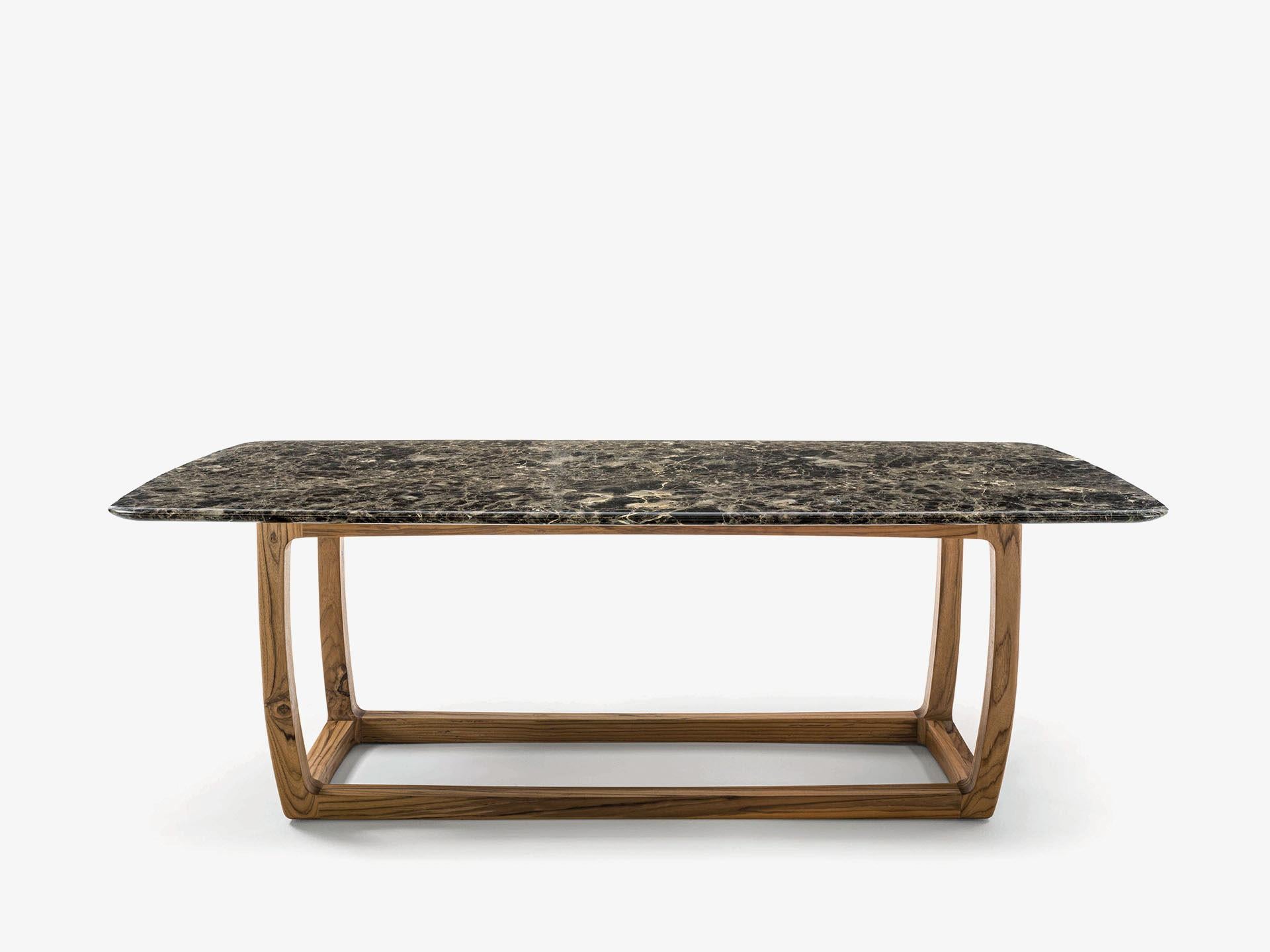 Esta colección se fabrica íntegramente en Italia, preservando la artesanía en la era de la tecnología, con creaciones atemporales que no siguen tendencias a corto plazo.

Mesa con estructura de madera maciza de teca, torneada, ensamblada y alisada a