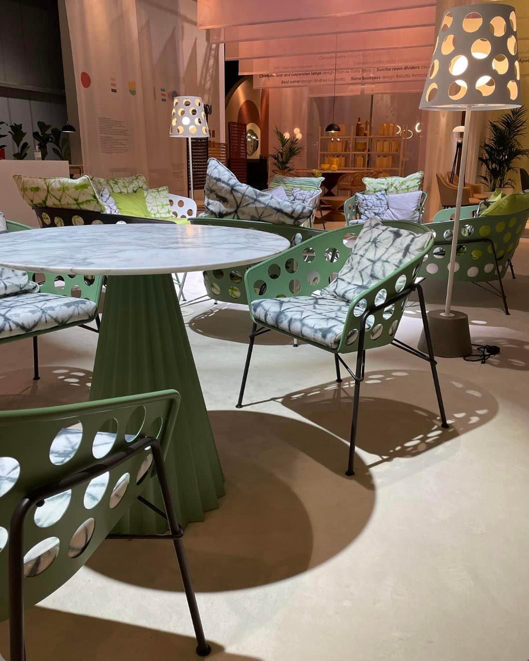 Dining table in lacquered metal, suitable for indoor and outdoor use.
This table has a pleated sculptural base inspired by the world of fashion and the iconic pleated work of the 50s and 60s, and still trendy in fashion today. The table is offered
