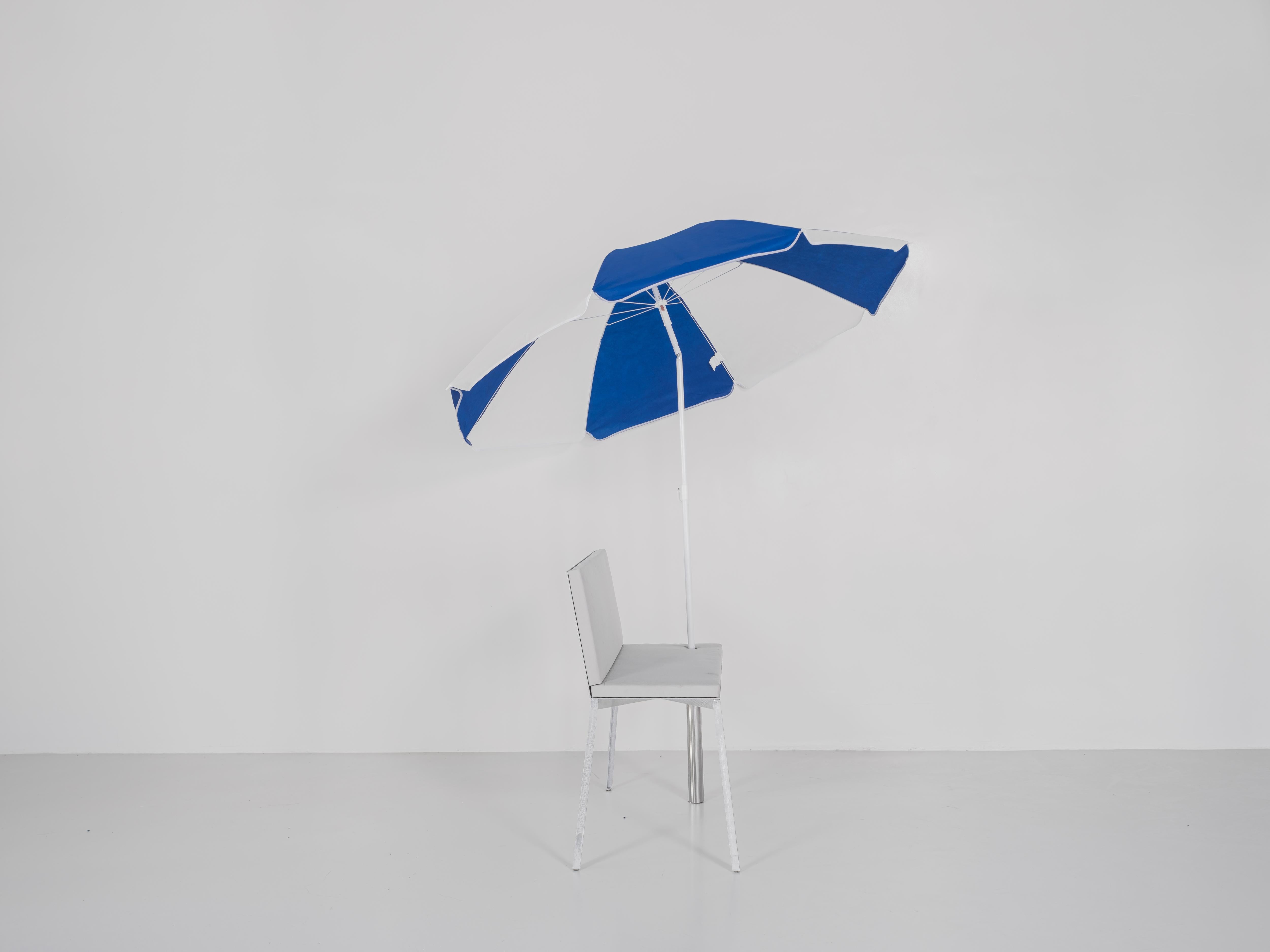 Sam Chermayeff
Chair With Umbrella
From the series “Beasts”
Manufactured by ERTL und ZULL
Berlin, 2021
Galvanized steel, high polished steel, upholstery
Contemporary Design

Measurements
90,8 cm x 51 cm x 210,7h cm (48 cm seat
