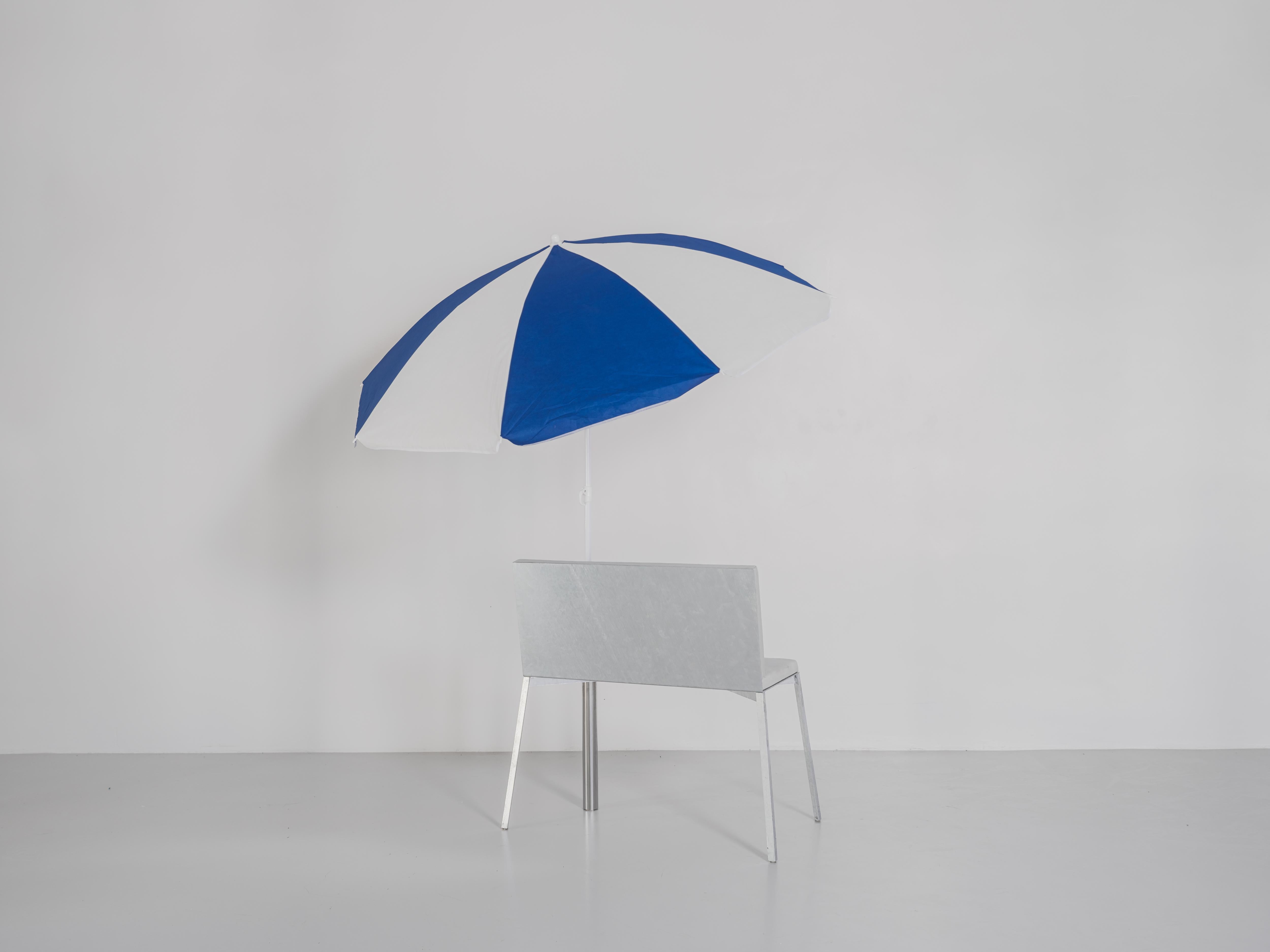 Allemand Chaise d'extérieur contemporaine grise en acier rembourrée avec parapluie Sam Chermayeff en vente