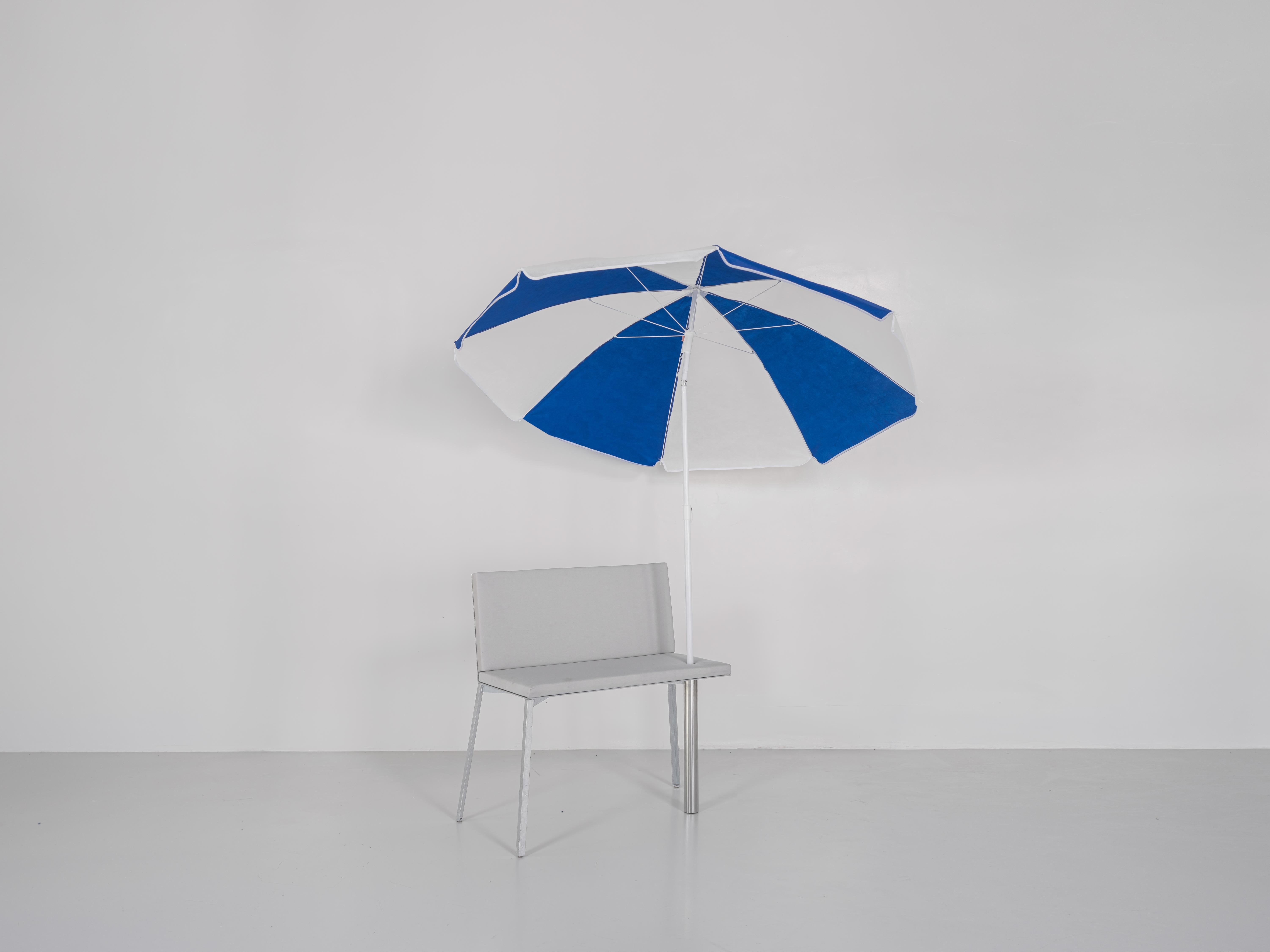 Chaise d'extérieur contemporaine grise en acier rembourrée avec parapluie Sam Chermayeff Neuf - En vente à Barcelona, ES