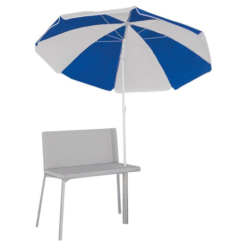 Chaise d'extérieur contemporaine grise en acier rembourrée avec parapluie Sam Chermayeff