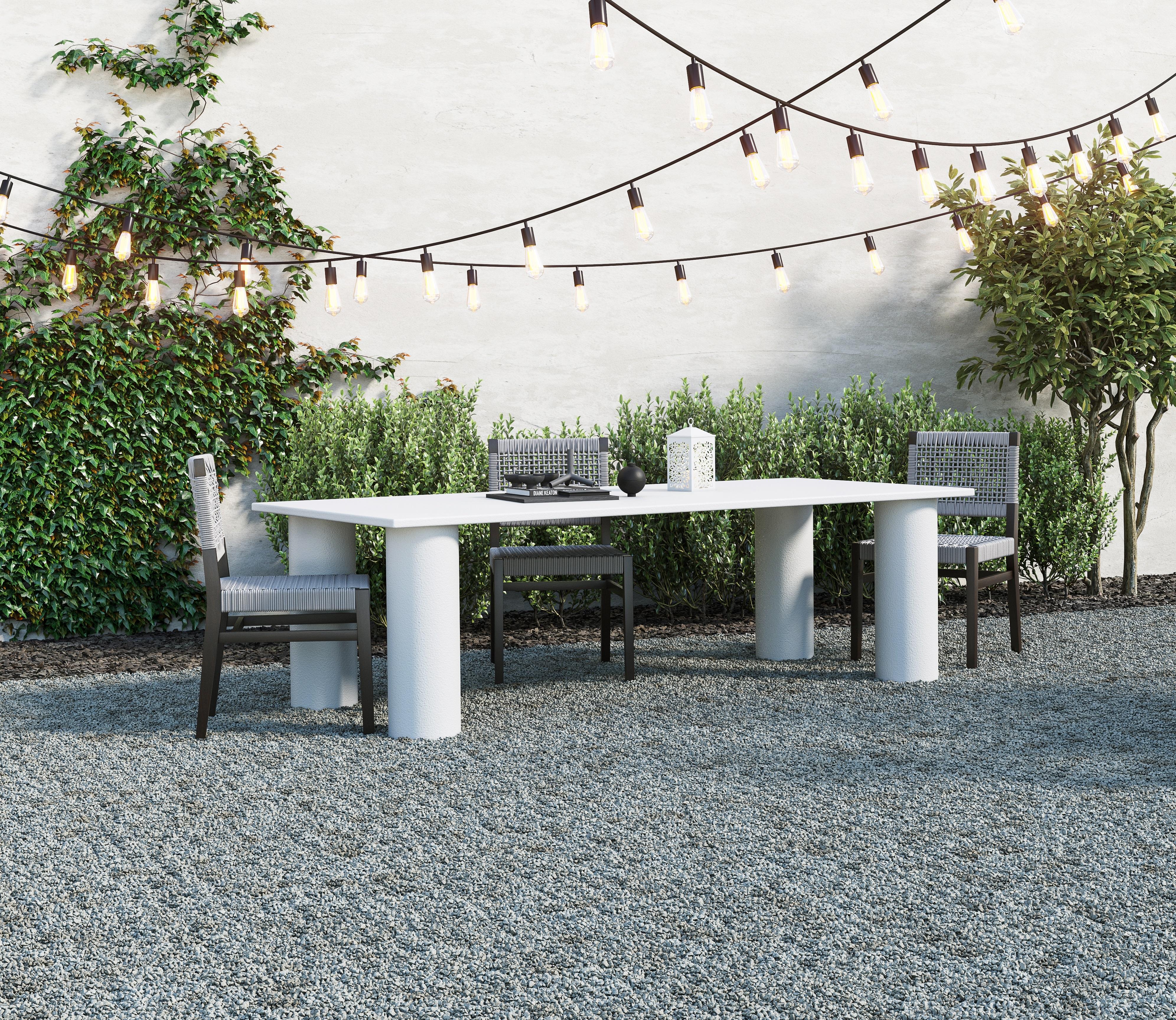 La table est fabriquée en composite de résine renforcée de fibres de verre continues et alignées, un matériau très résistant et durable. 
Fabriqué méticuleusement à la main par des artisans qualifiés, une pièce à la fois.
La table souligne la