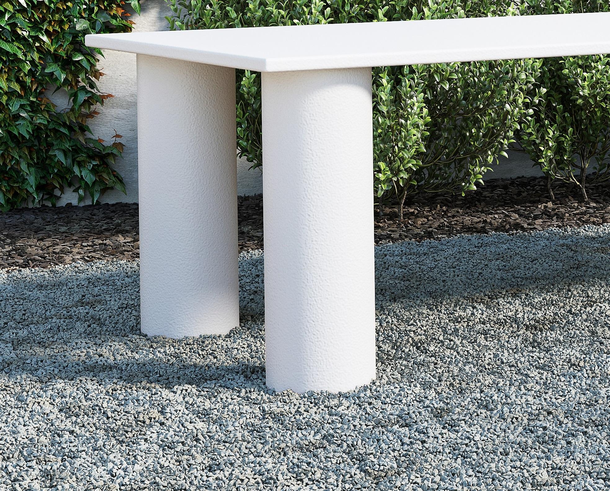Table d'extérieur contemporaine à texture grainée blanche Neuf - En vente à NEW YORK, NY