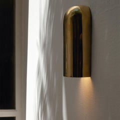 "Sino Meio" Zeitgenössische Außenwandleuchte aus Gussmessing von Estudio Orth