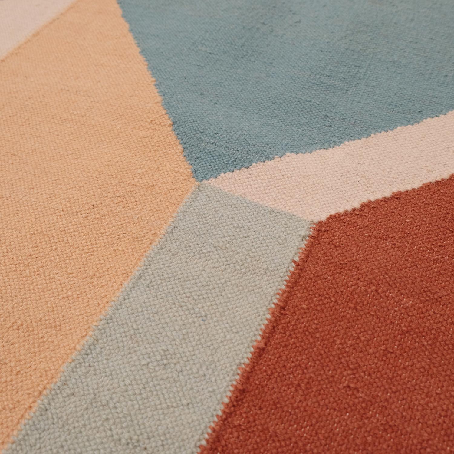 Afternoon Dream - Designteppich Ouwen Mori Kilim Teppich Wolle Baumwolle Handgewebt Warm
Nachmittags-Traum

Auf diesem Teppich wird die Geometrie zu einer unregelmäßigen Perspektive der architektonischen Formen neu zusammengesetzt. Die Farbe