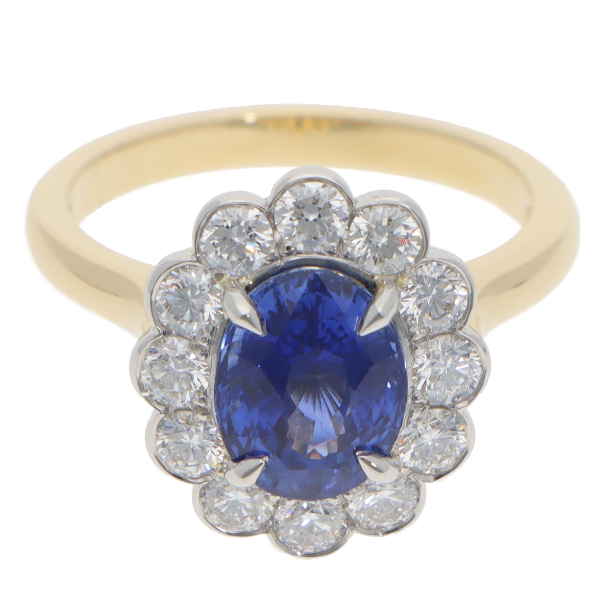 Un bellissimo anello contemporaneo con zaffiro blu e diamanti incastonati in oro giallo 18 carati e platino.

L'anello presenta uno splendido zaffiro blu vivido ovale a taglio misto. Questo zaffiro è incastonato con quattro griffe in una montatura