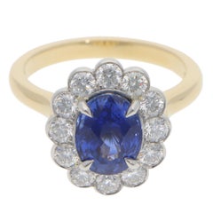 Anillo Contemporáneo de Zafiro Azul Ovalado y Racimo de Diamantes