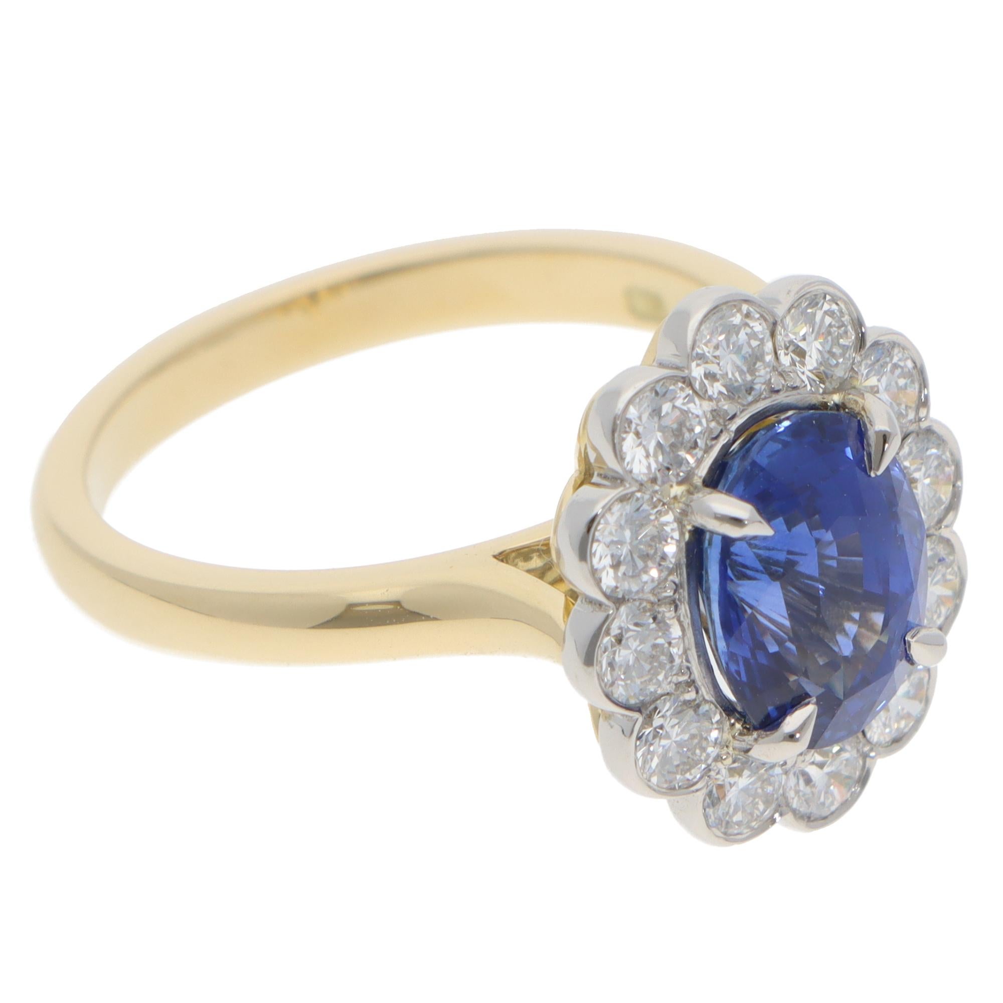 Moderno Anello contemporaneo con zaffiro blu ovale e diamanti a grappolo in vendita