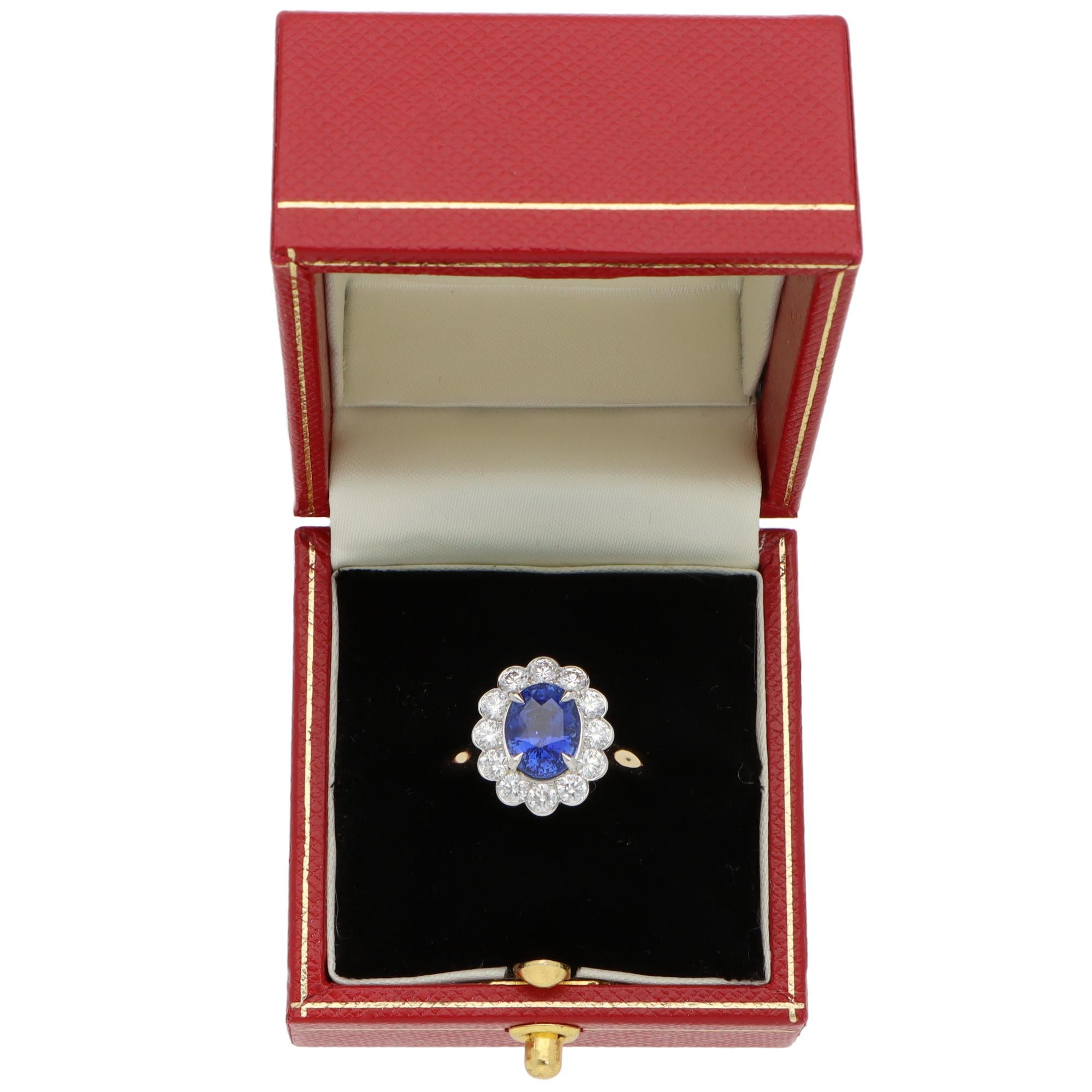 da uomo o donna Anello contemporaneo con zaffiro blu ovale e diamanti a grappolo in vendita