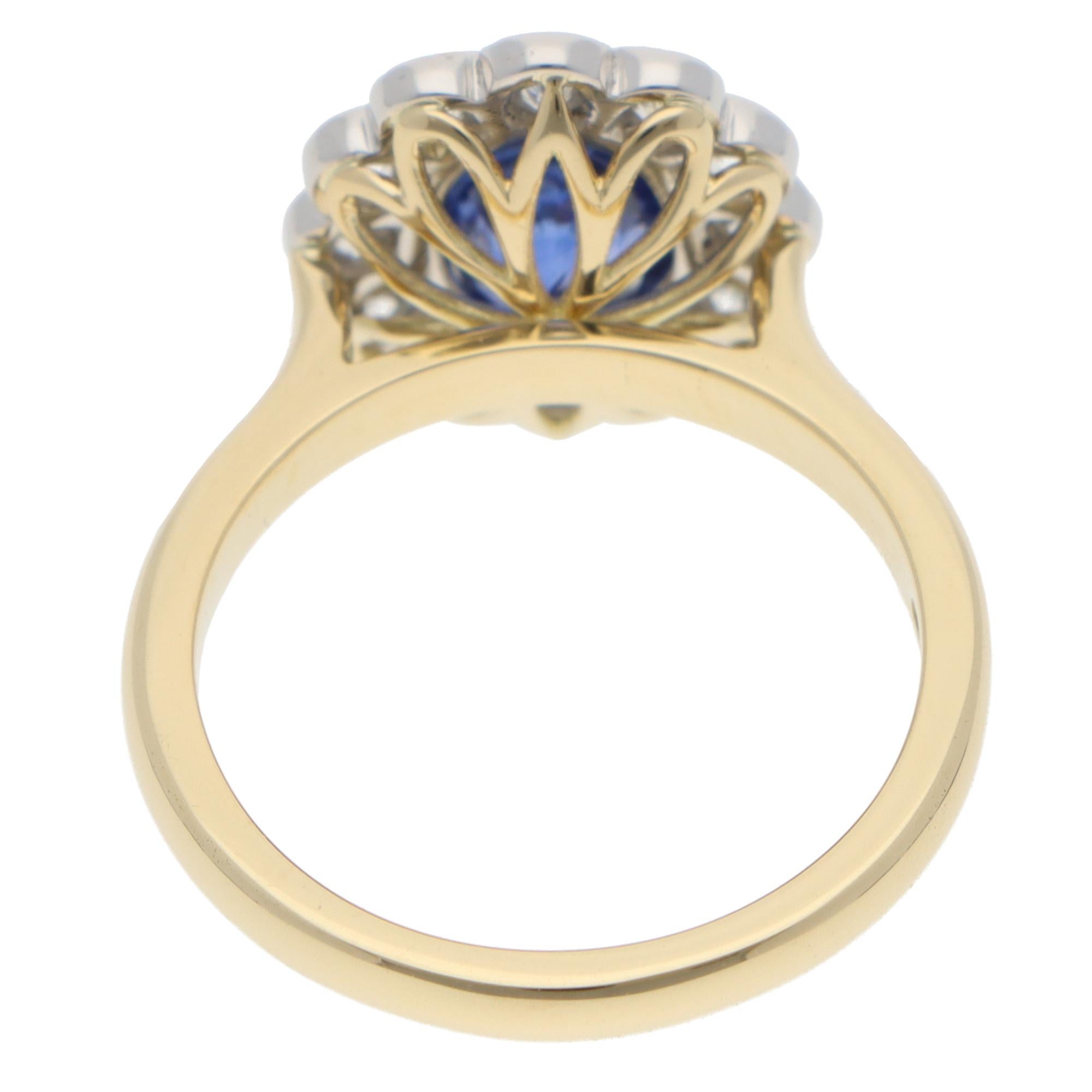 Anello contemporaneo con zaffiro blu ovale e diamanti a grappolo In condizioni Nuovo in vendita a London, GB