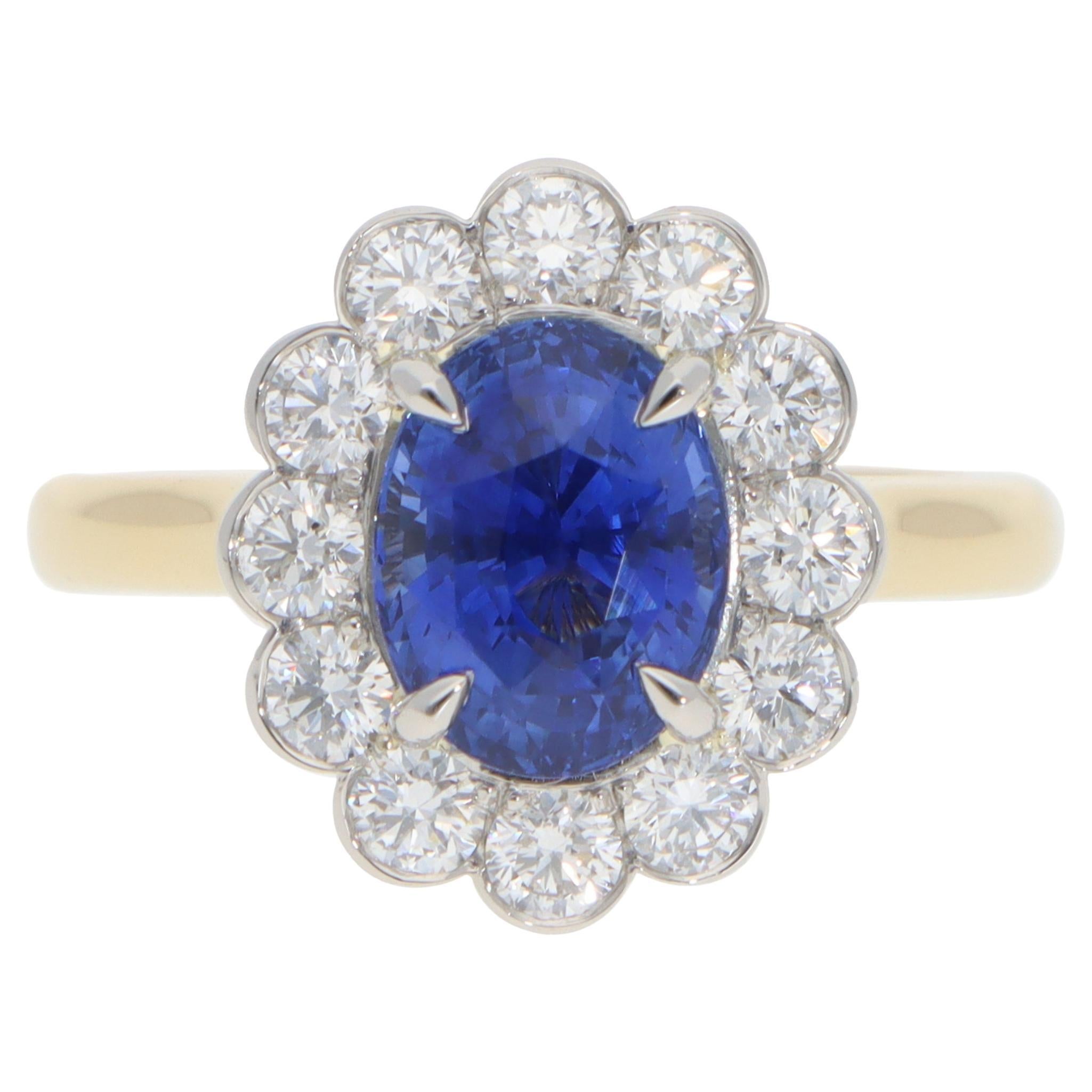Anello contemporaneo con zaffiro blu ovale e diamanti a grappolo in vendita