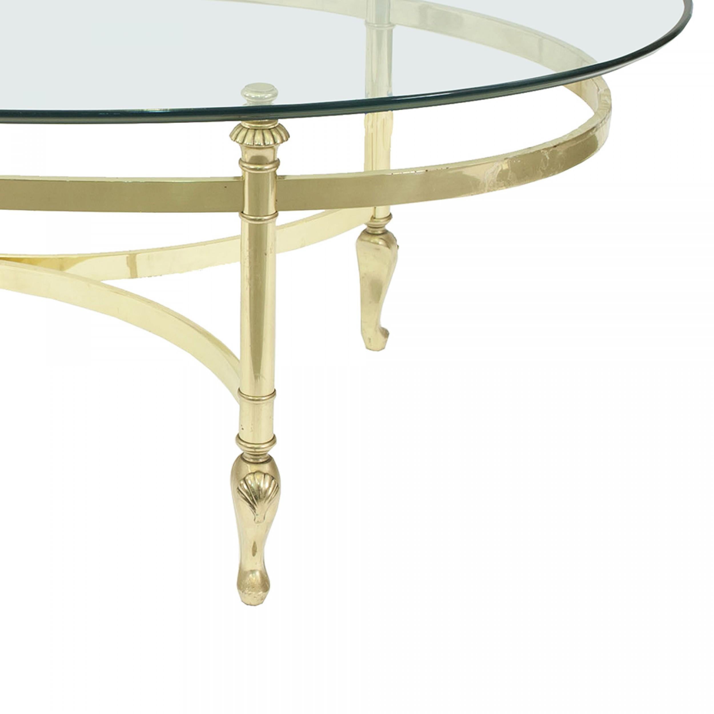 Tavolino ovale contemporaneo con base in ottone e piano in vetro.