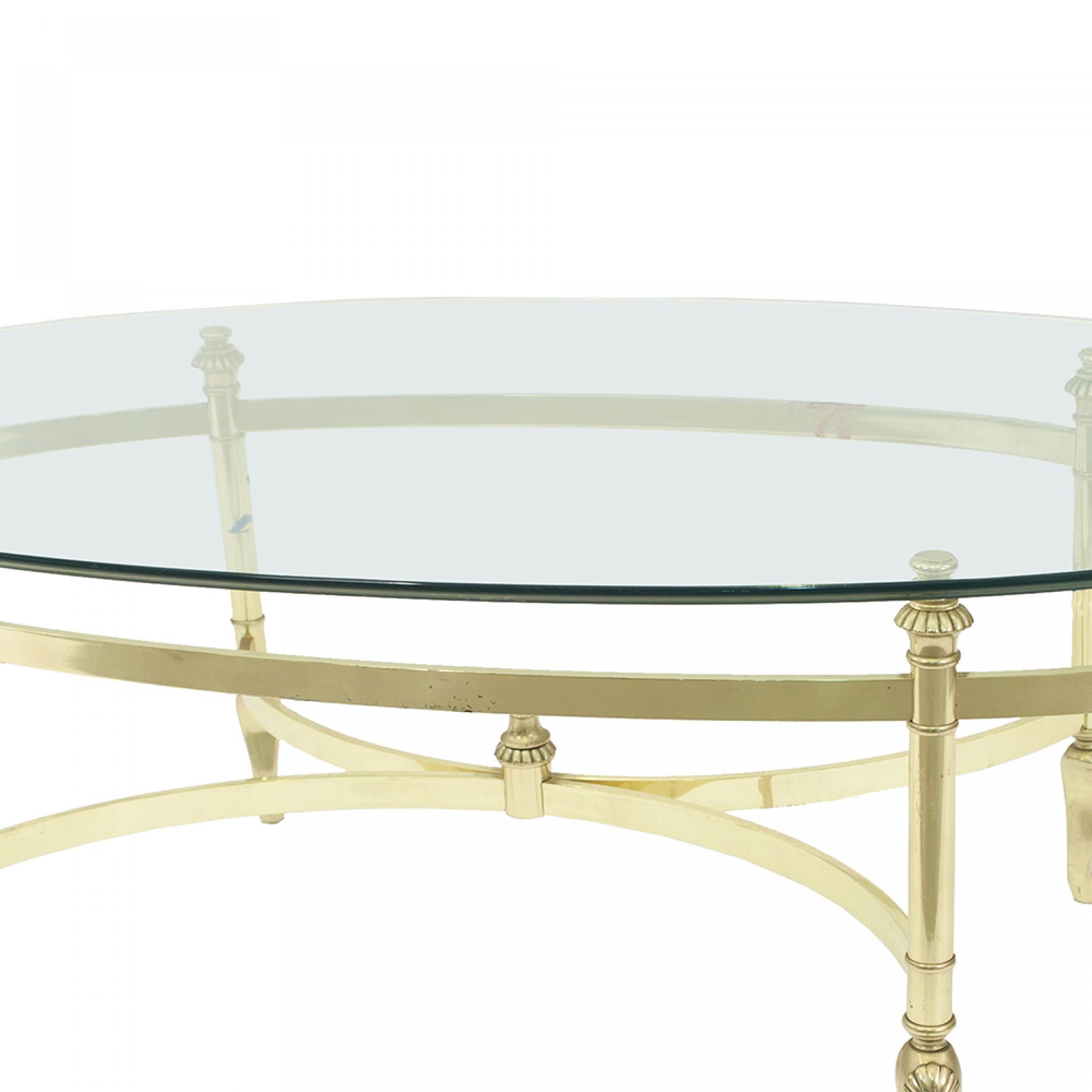 Intagliato Tavolino ovale contemporaneo in ottone e vetro in vendita