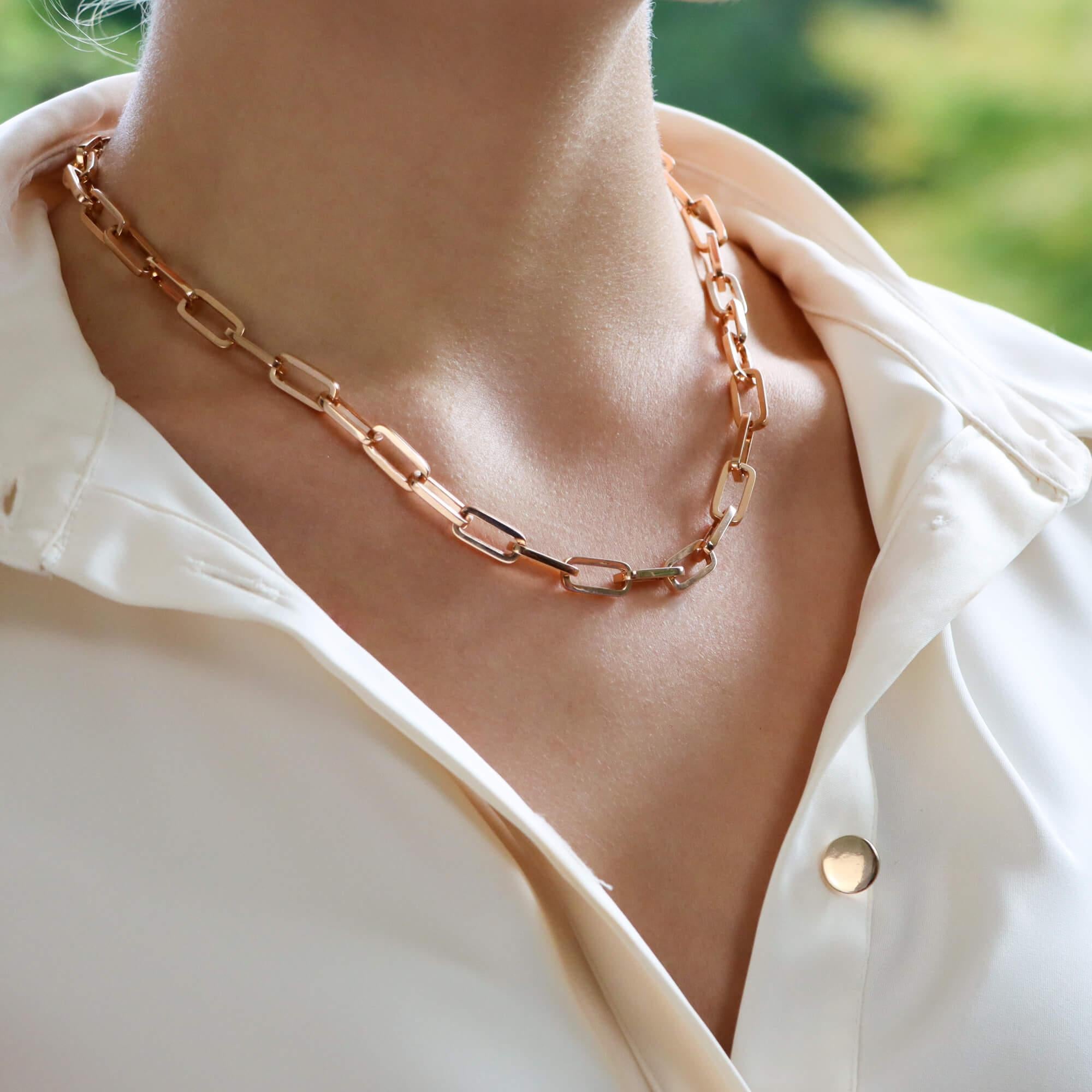 Ein wunderschönes, modernes Gliedercollier aus 18 Karat Roségold.

Die Halskette besteht aus genau 38 länglichen, ovalen Goldgliedern, die so miteinander verbunden sind, dass sie bequem am Hals der Trägerin sitzen können. Einmal aufgesetzt, sehen