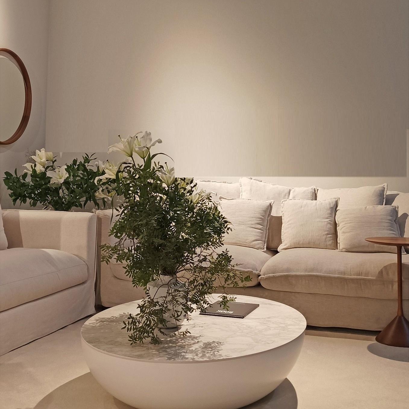 XXIe siècle et contemporain Table basse ovale contemporaine, base laquée/plateau en marbre en vente