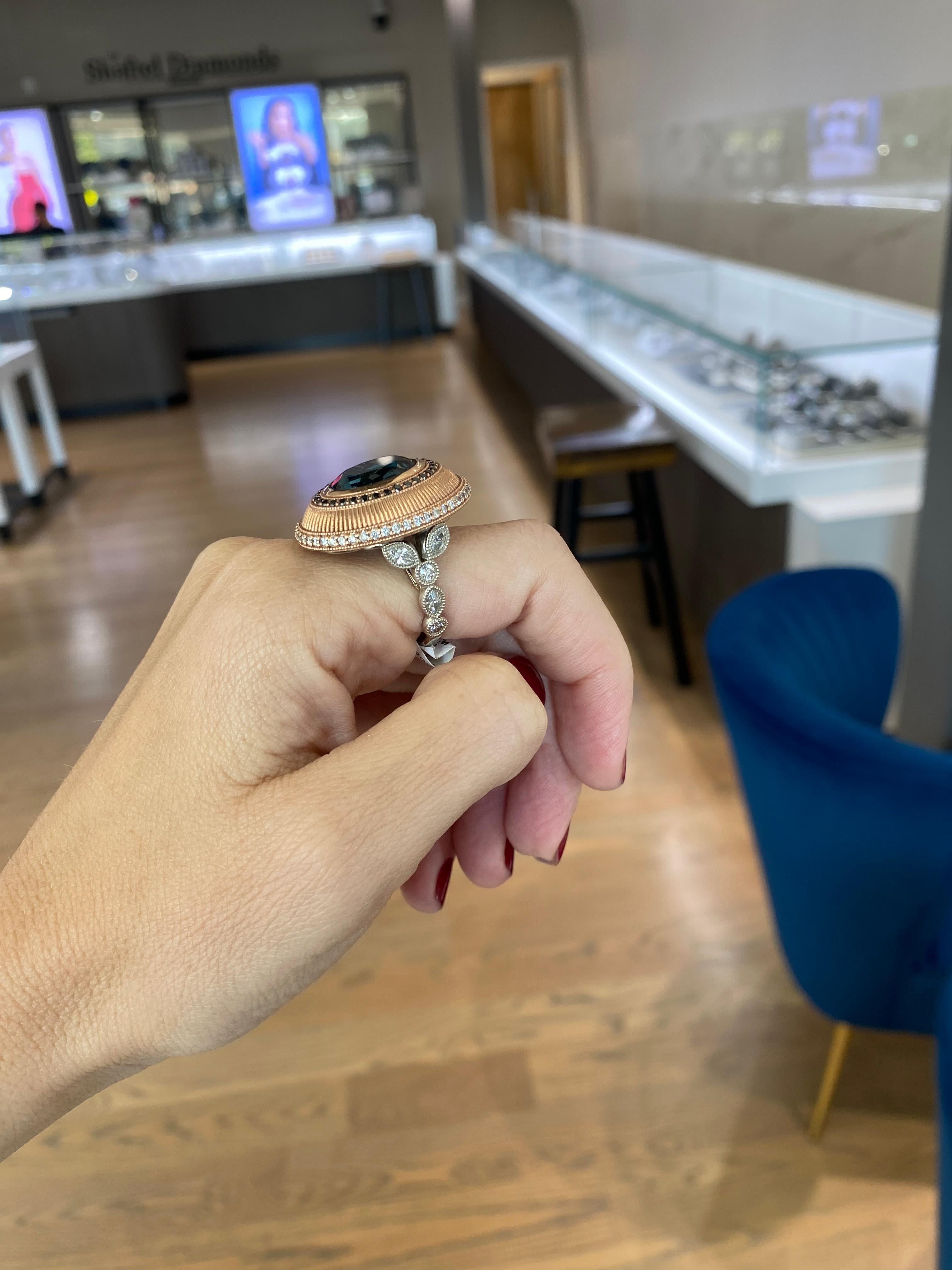 Anello Cocktail con Topazio Blu di Londra taglio ovale contemporaneo con Zaffiri e Diamanti in vendita 5