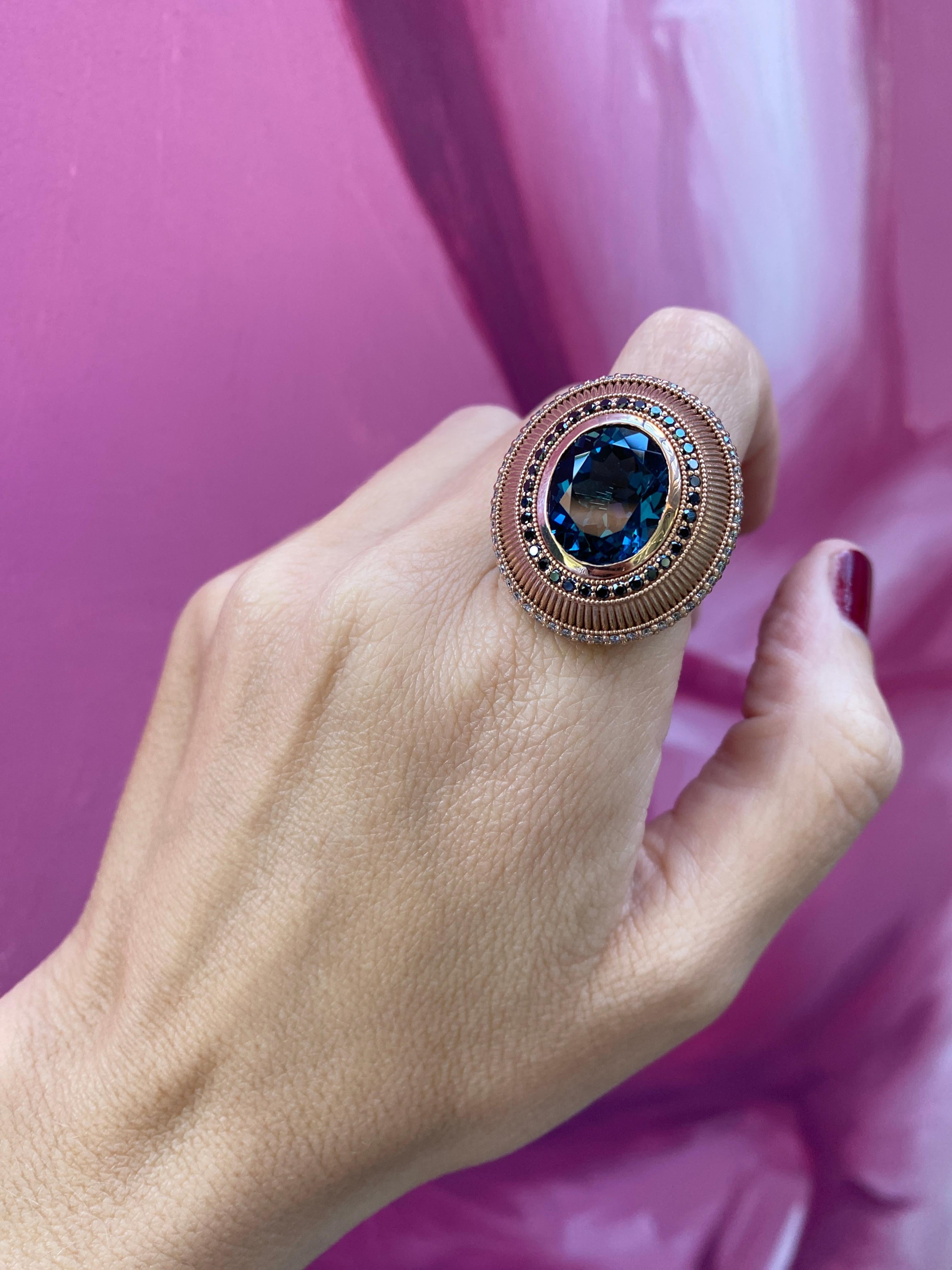 Anello Cocktail con Topazio Blu di Londra taglio ovale contemporaneo con Zaffiri e Diamanti in vendita 6