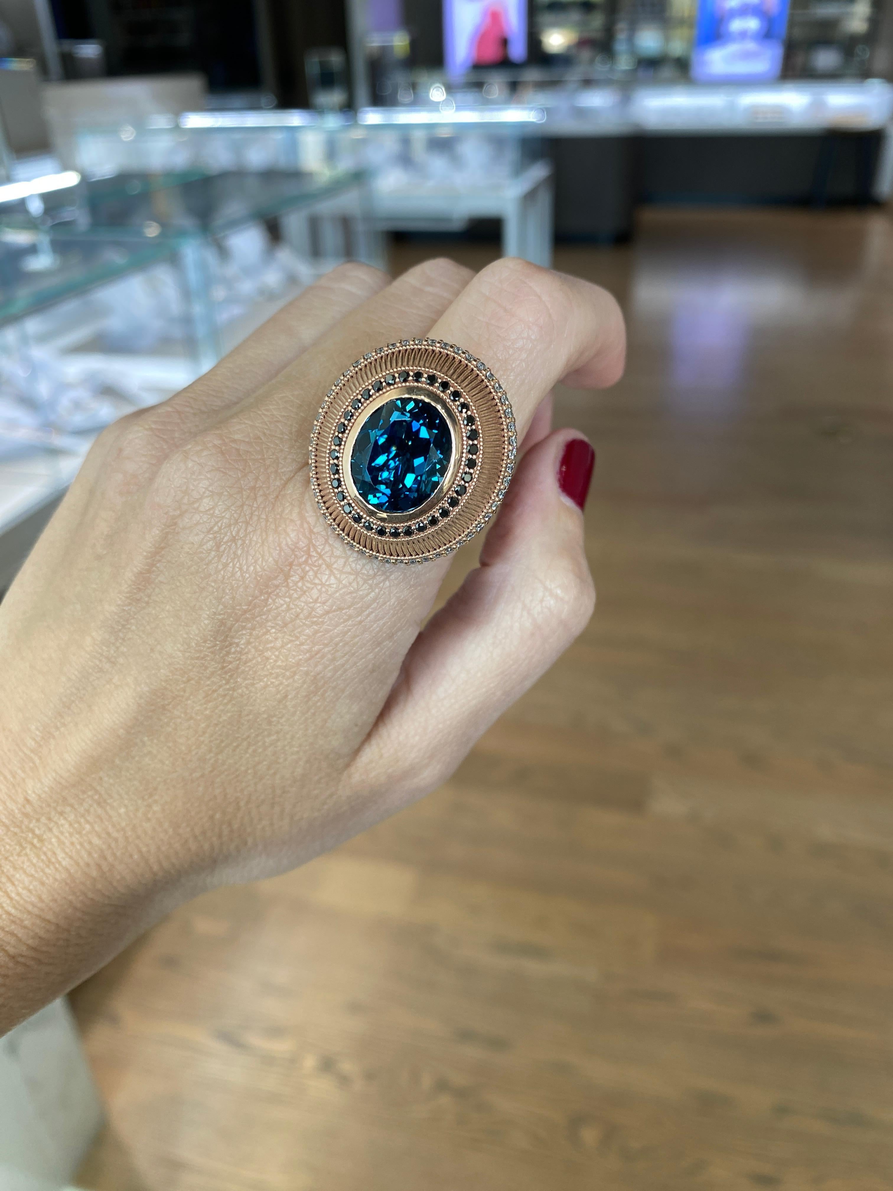 Anello Cocktail con Topazio Blu di Londra taglio ovale contemporaneo con Zaffiri e Diamanti in vendita 7