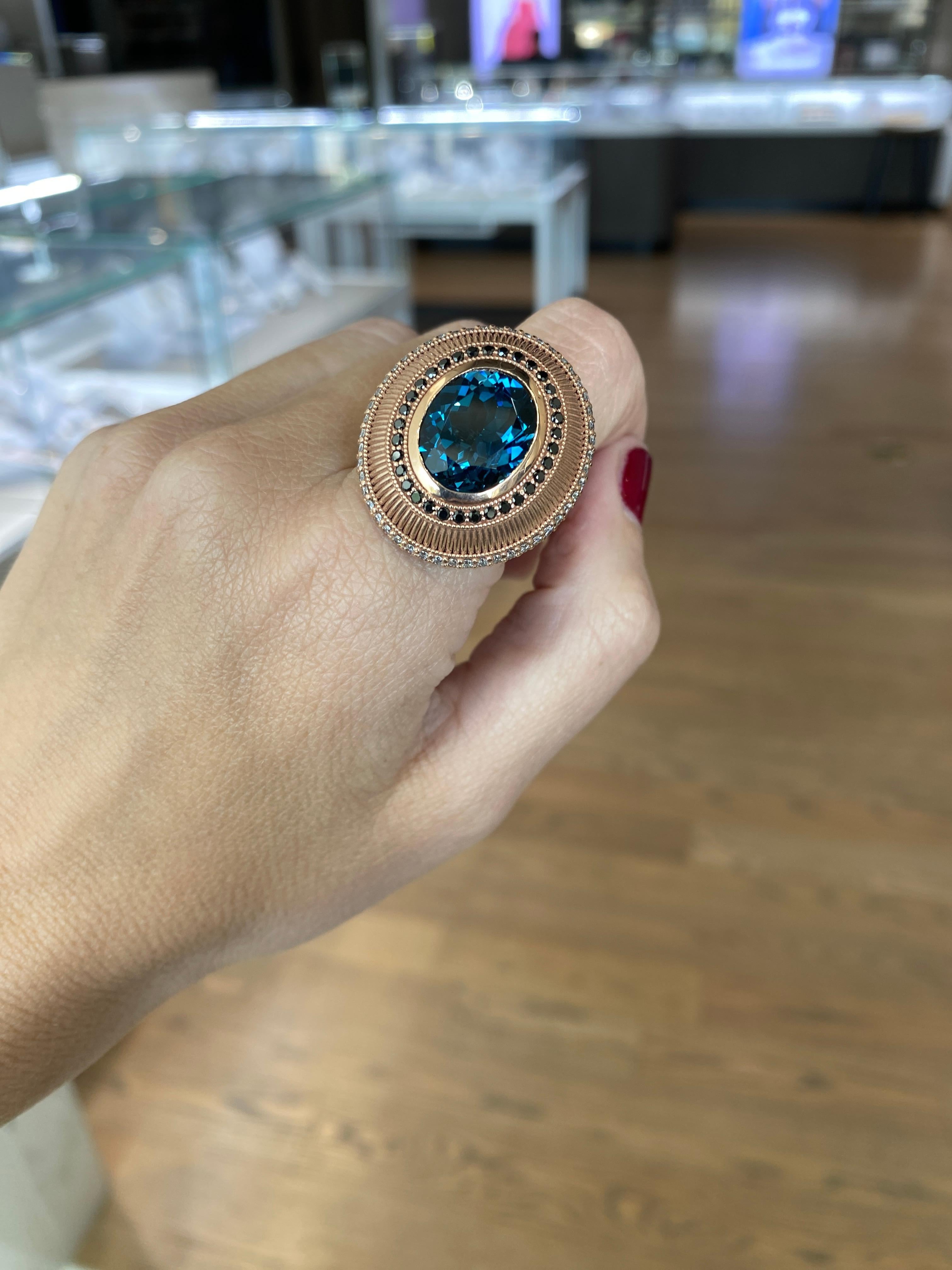Anello Cocktail con Topazio Blu di Londra taglio ovale contemporaneo con Zaffiri e Diamanti in vendita 8