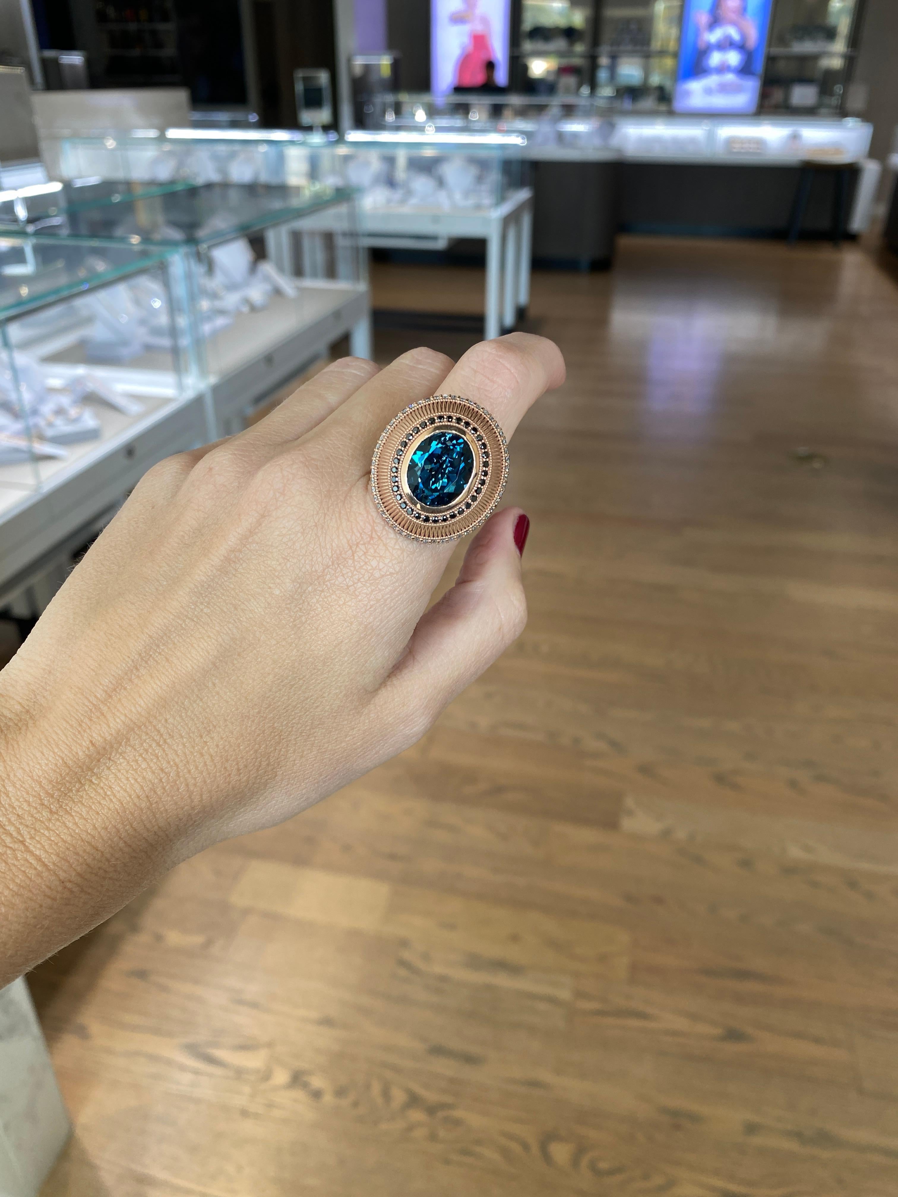 Anello Cocktail con Topazio Blu di Londra taglio ovale contemporaneo con Zaffiri e Diamanti in vendita 9
