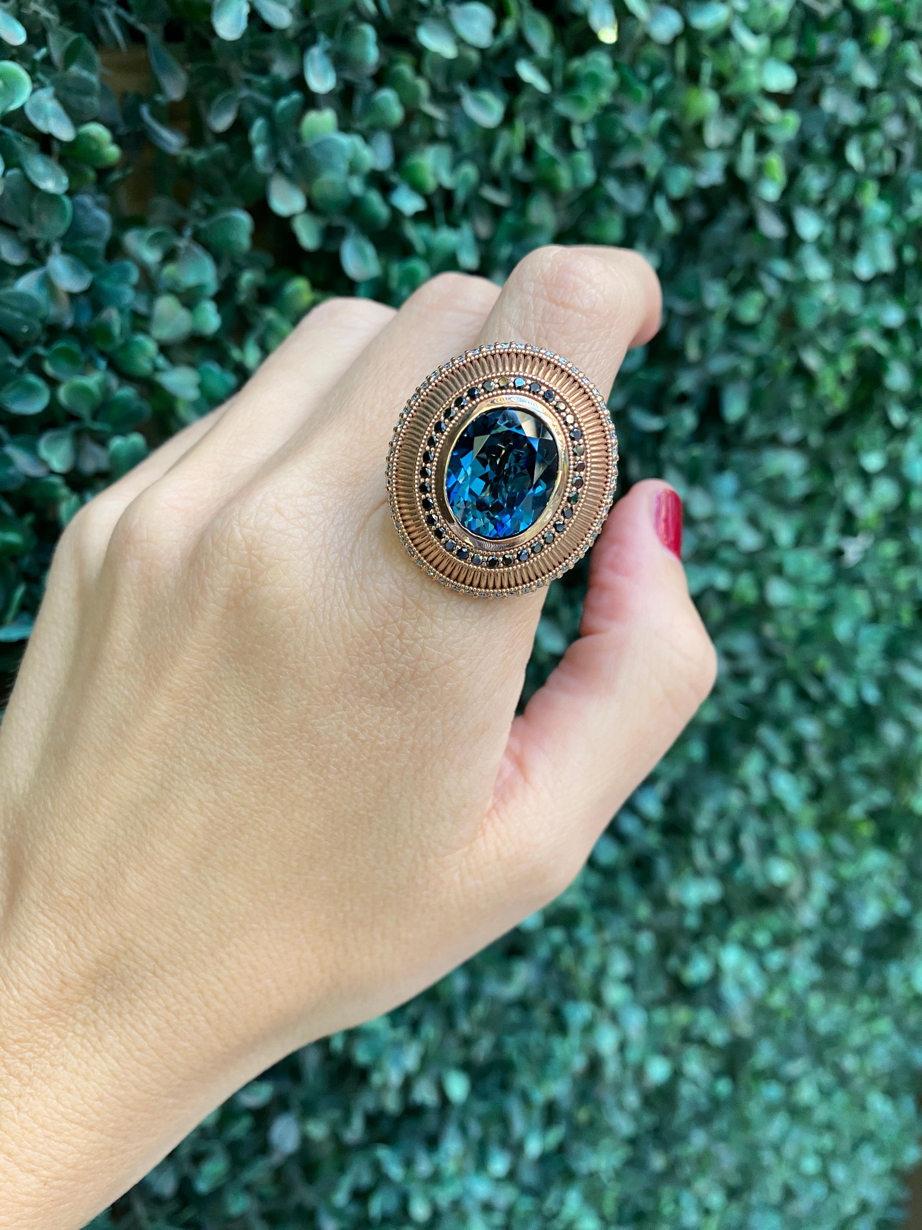 Anello Cocktail con Topazio Blu di Londra taglio ovale contemporaneo con Zaffiri e Diamanti in vendita 10