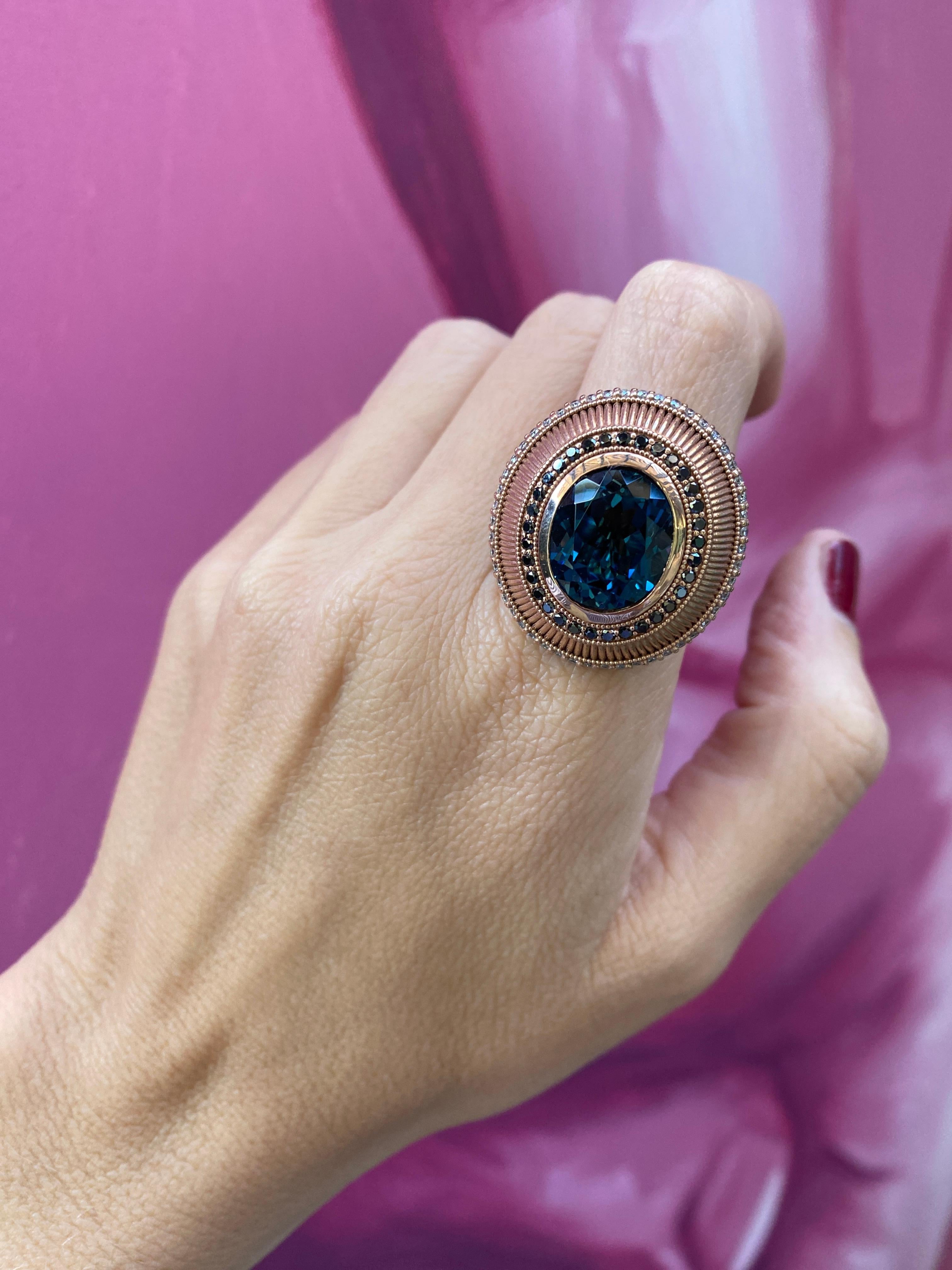 Anello Cocktail con Topazio Blu di Londra taglio ovale contemporaneo con Zaffiri e Diamanti in vendita 11