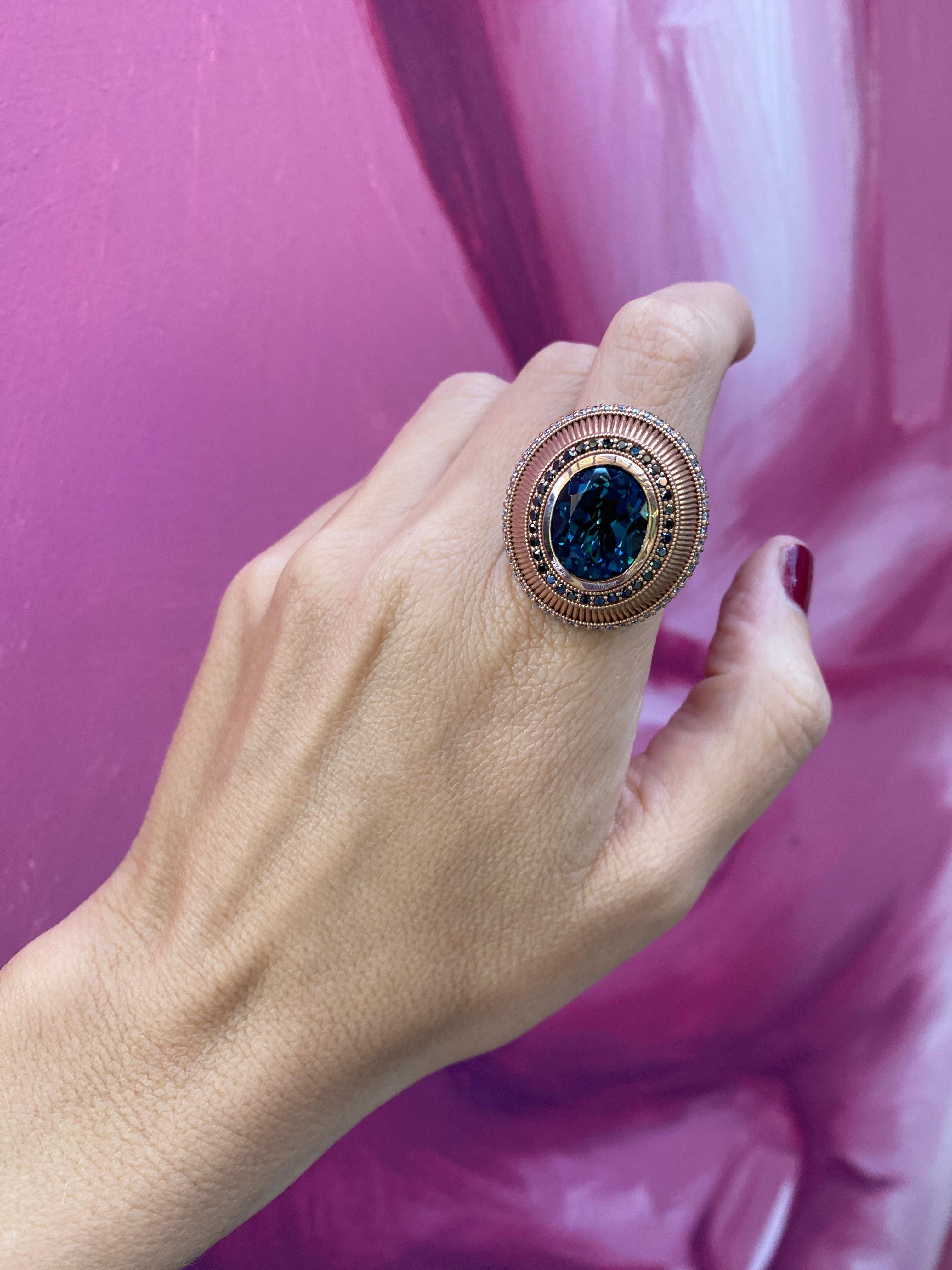 Anello Cocktail con Topazio Blu di Londra taglio ovale contemporaneo con Zaffiri e Diamanti in vendita 12