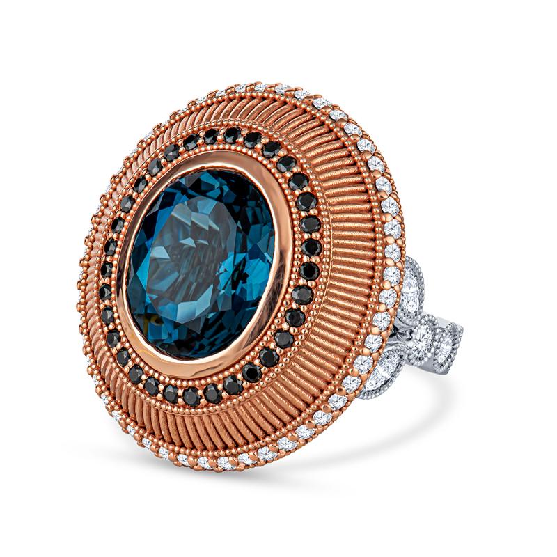 Fai una dichiarazione con questo anello da cocktail contemporaneo di Shaftel Diamonds. Il topazio blu di Londra ovale è incastonato in una montatura personalizzata in oro rosa e bianco da 14 carati, arricchita da diamanti coltivati in laboratorio e