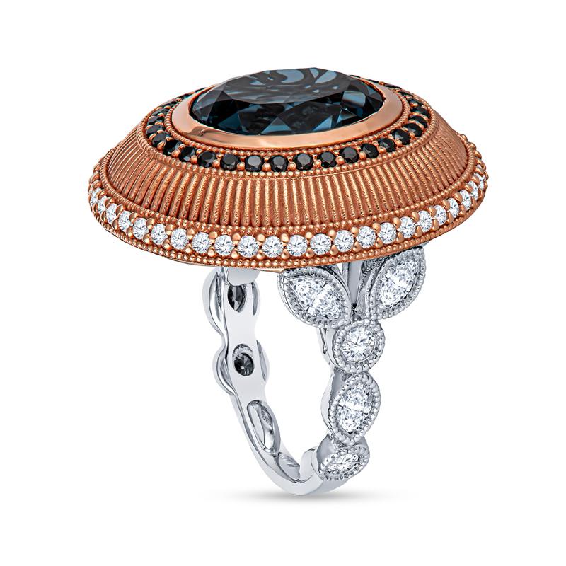 Taglio ovale Anello Cocktail con Topazio Blu di Londra taglio ovale contemporaneo con Zaffiri e Diamanti in vendita