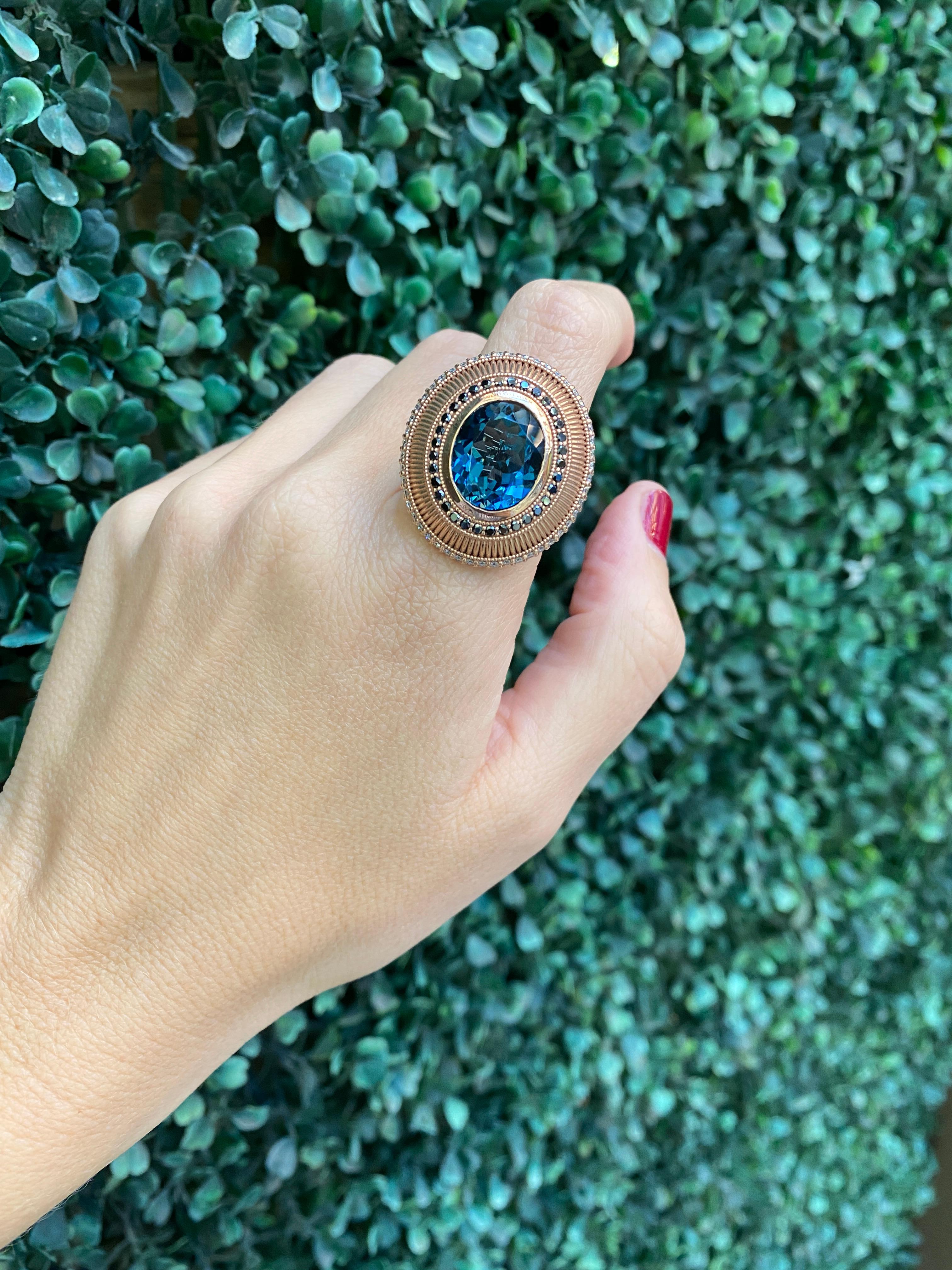 da uomo o donna Anello Cocktail con Topazio Blu di Londra taglio ovale contemporaneo con Zaffiri e Diamanti in vendita