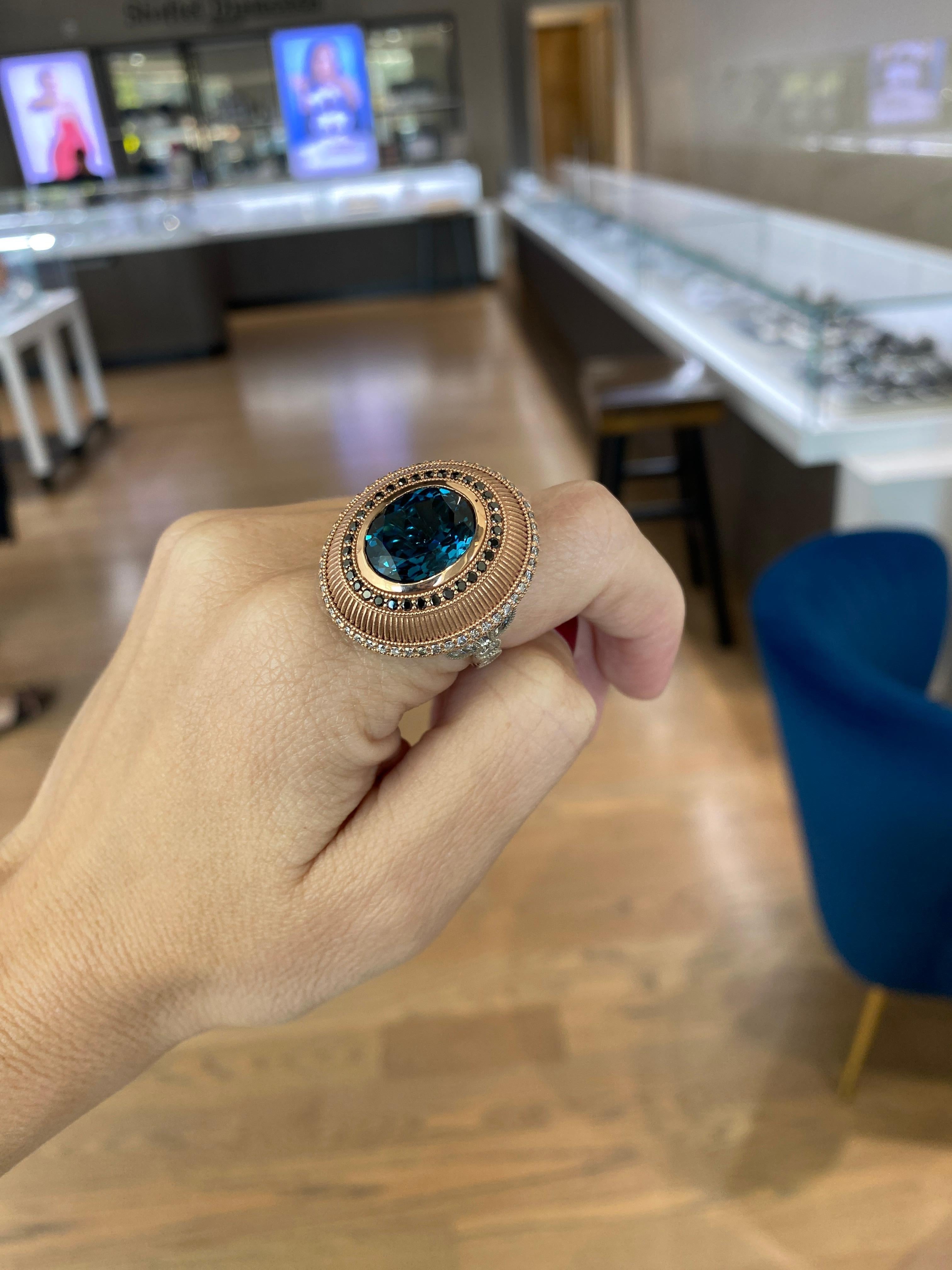 Anello Cocktail con Topazio Blu di Londra taglio ovale contemporaneo con Zaffiri e Diamanti in vendita 1