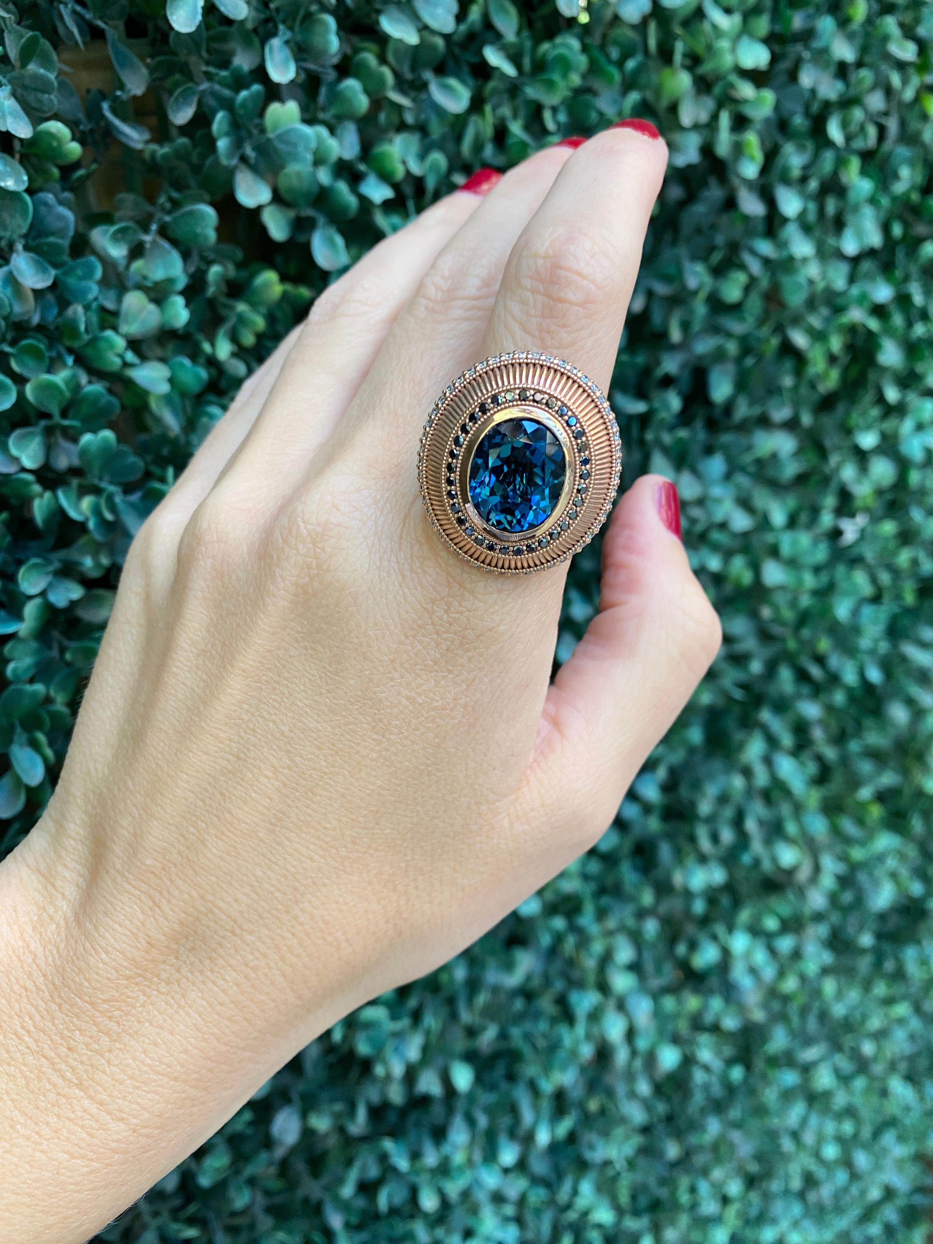 Anello Cocktail con Topazio Blu di Londra taglio ovale contemporaneo con Zaffiri e Diamanti in vendita 2
