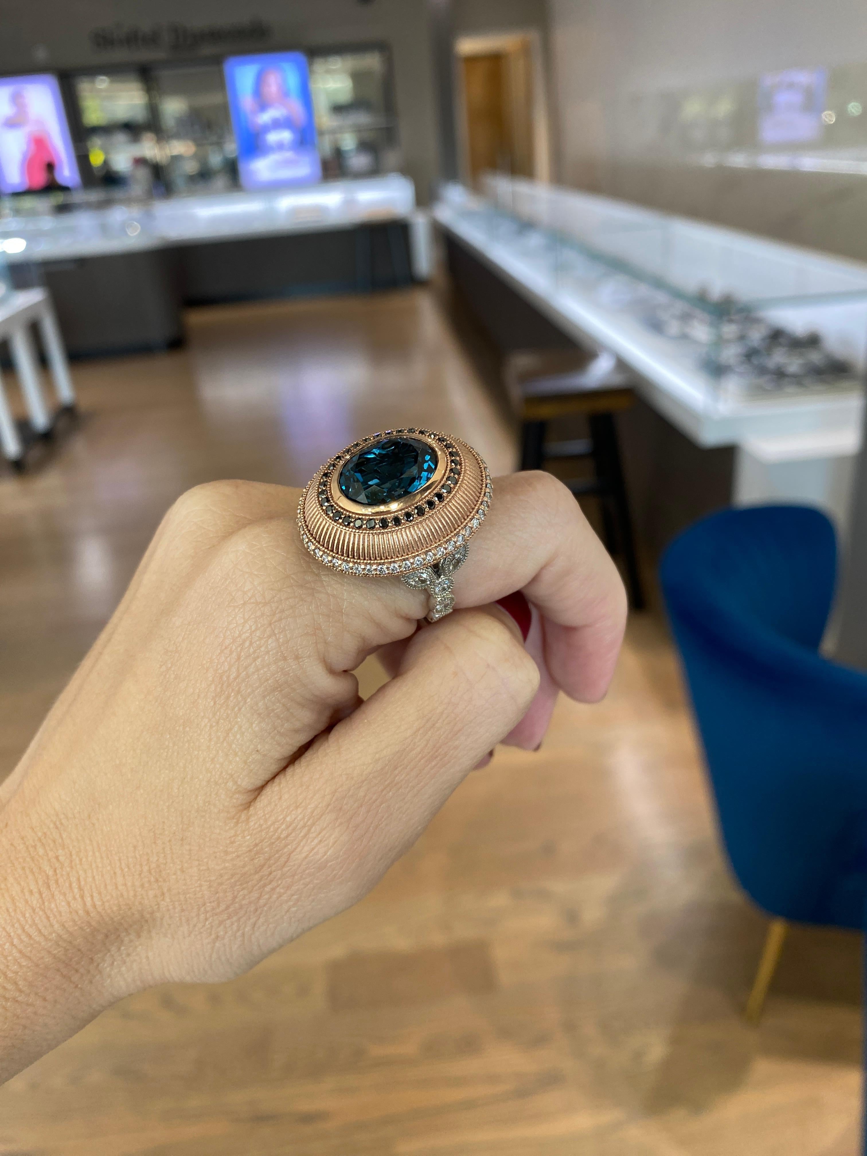 Anello Cocktail con Topazio Blu di Londra taglio ovale contemporaneo con Zaffiri e Diamanti in vendita 3