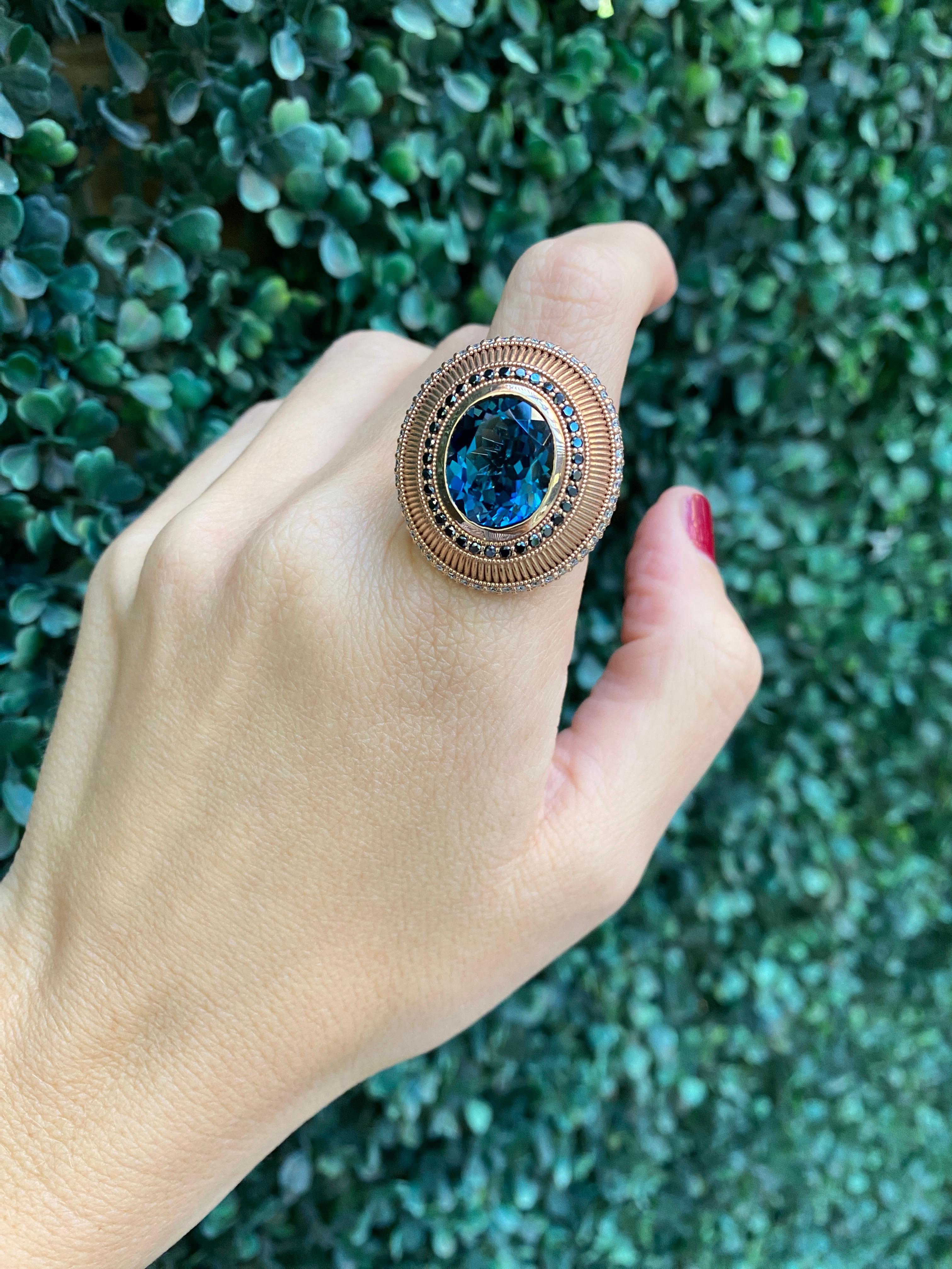 Anello Cocktail con Topazio Blu di Londra taglio ovale contemporaneo con Zaffiri e Diamanti in vendita 4