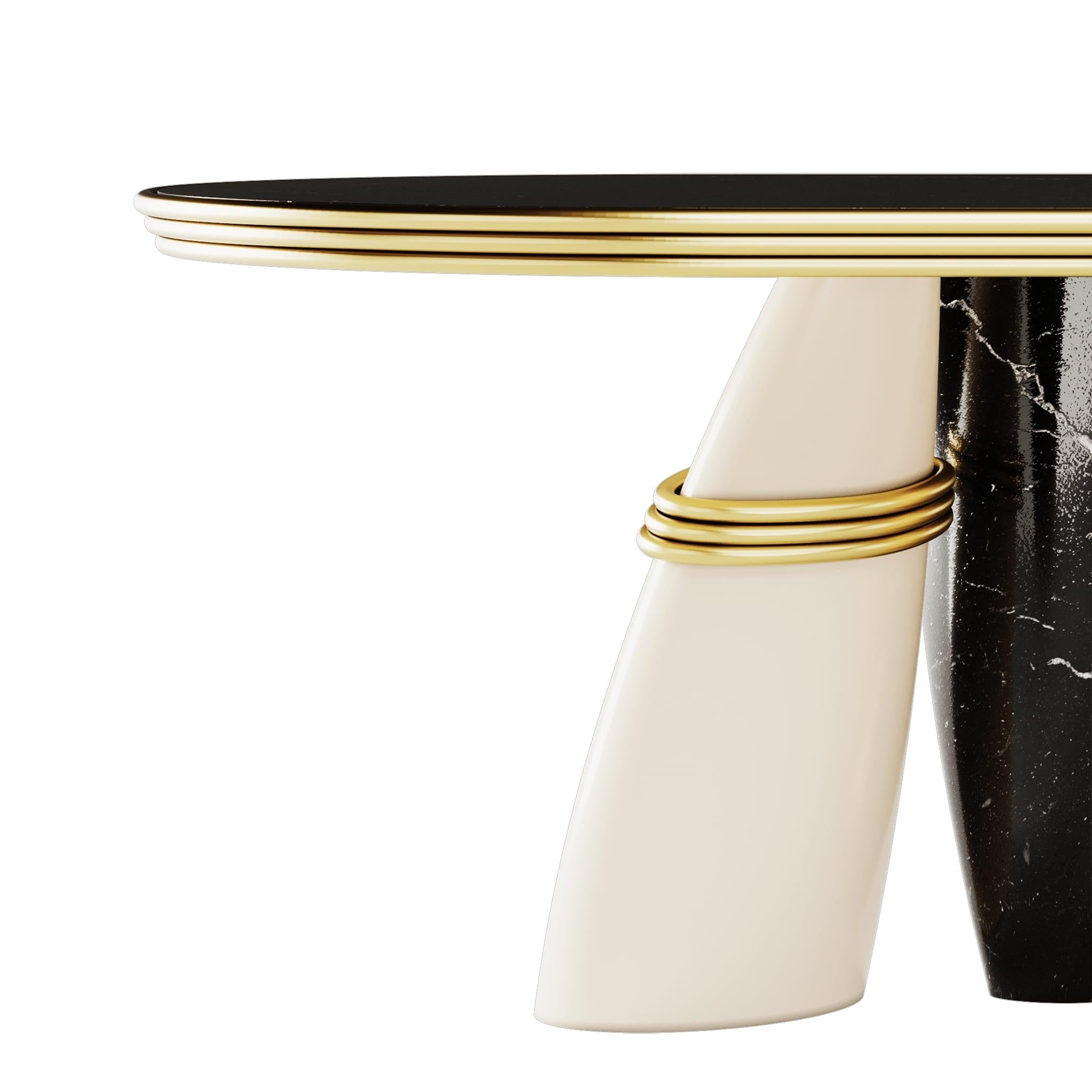 Portoghese Tavolo da pranzo ovale contemporaneo in Nero Marquina, lacca bianca e dettagli in ottone in vendita