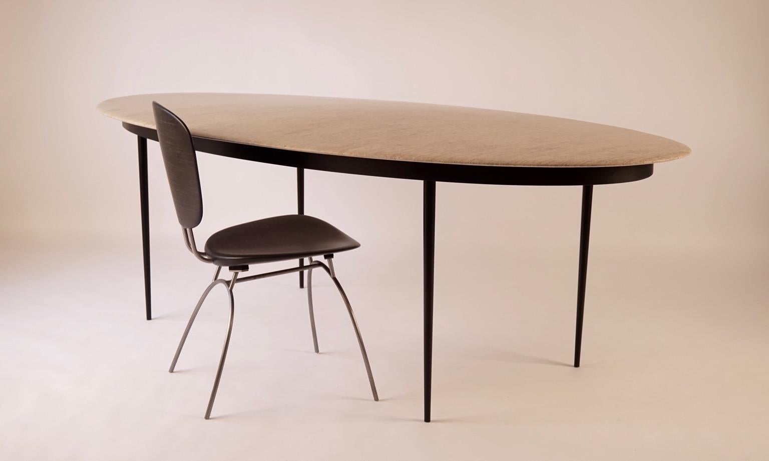 Américain Table de salle à manger contemporaine en bois de tilleul ovale avec base en acier noirci  en vente