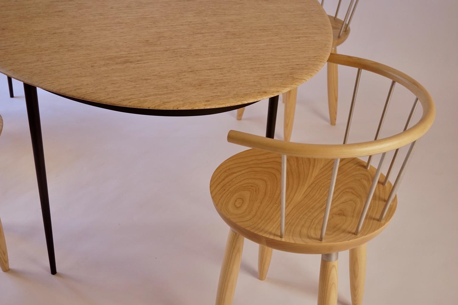 Table de salle à manger contemporaine en bois de tilleul ovale avec base en acier noirci  Bon état - En vente à Bangall, NY