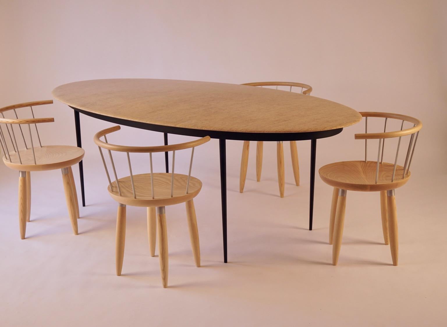 XXIe siècle et contemporain Table de salle à manger contemporaine en bois de tilleul ovale avec base en acier noirci  en vente