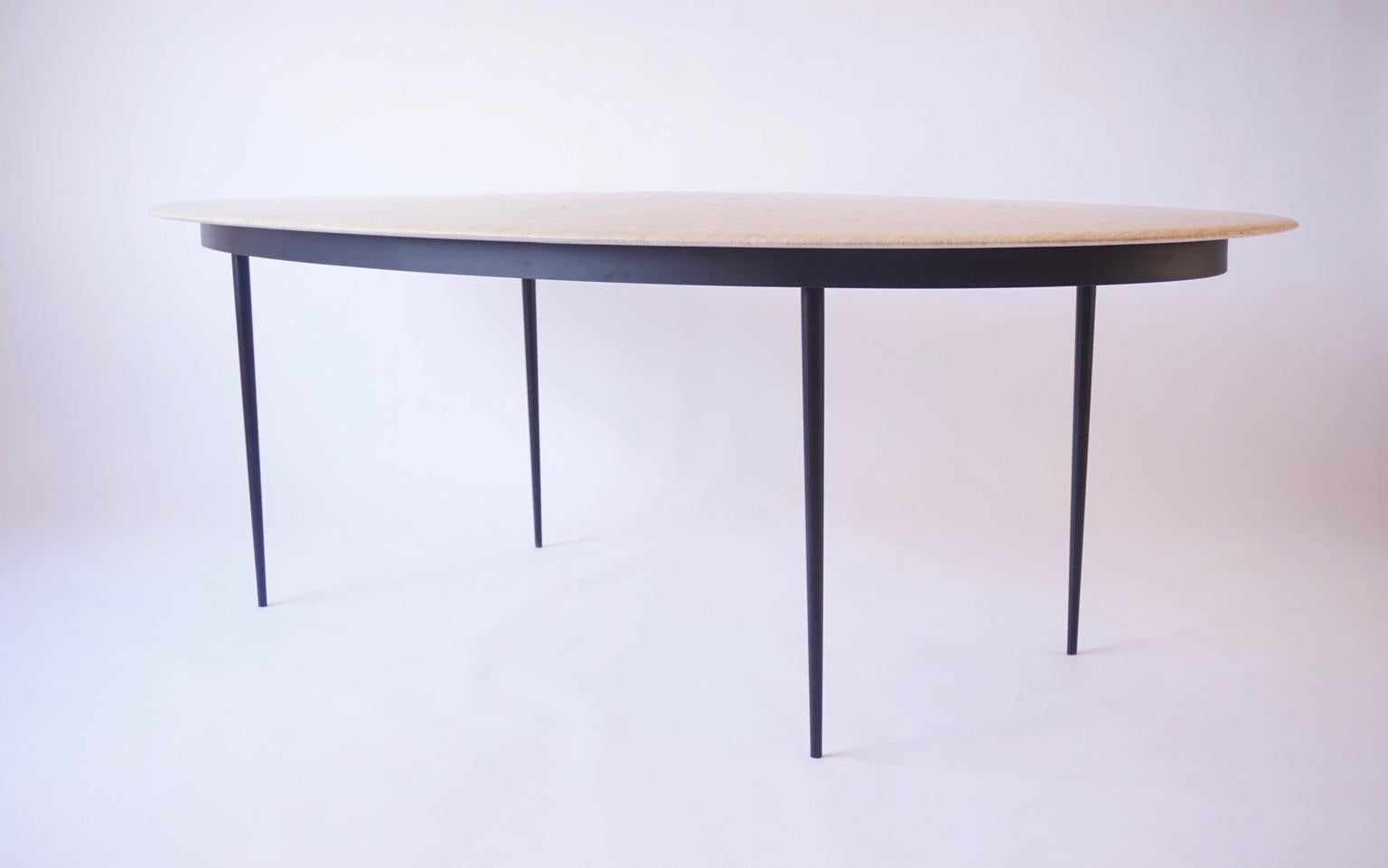 Bois Table de salle à manger contemporaine en bois de tilleul ovale avec base en acier noirci  en vente