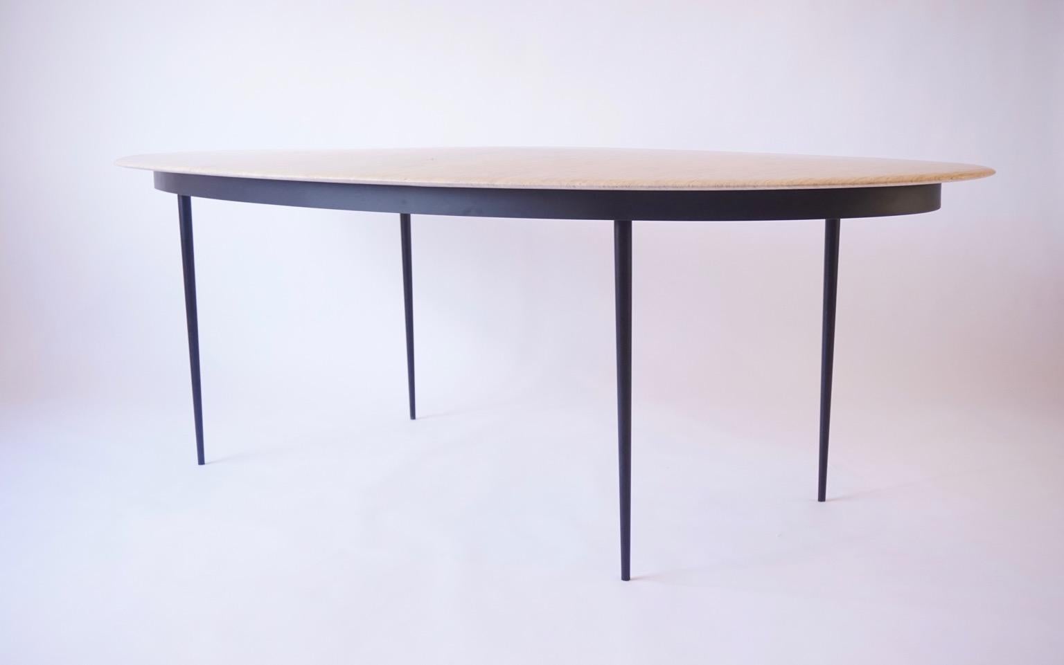 Bois Table de salle à manger contemporaine en bois de tilleul ovale avec base en acier noirci