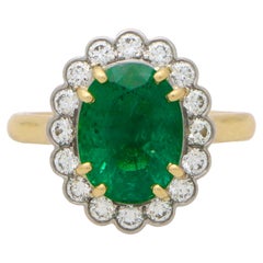  Zeitgenössischer ovaler Smaragd- und Diamant-Cluster-Ring aus Gelbgold und Platin