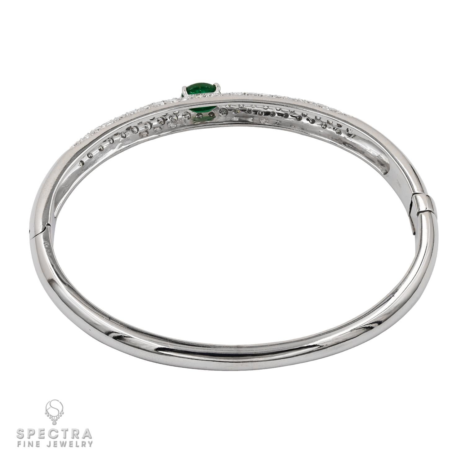 Contemporary Oval Emerald Diamond Pavé Bombe Bracelet In New Condition For Sale In New York, NY